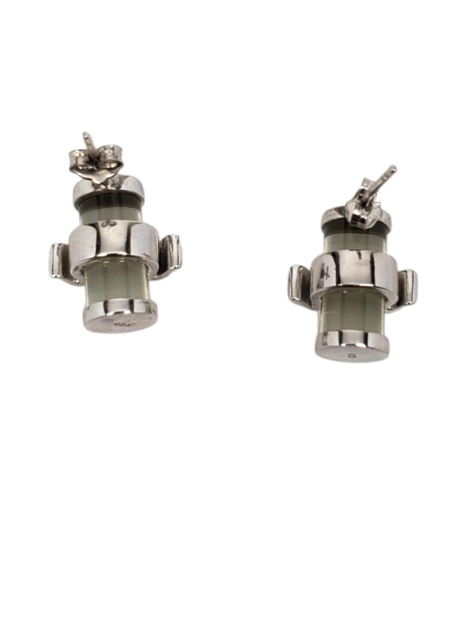 Eilse Adoree Sterling Silver Platinum Plated Quartz Diamond Earrings -

These unique earrings by Elise Adoree features quartz & diamond chips set in platinum plated sterling silver.

Size: 15.25 mm x 13.86 mm

Stamped: ELISE ADOREE 925

Weigh: 4.10