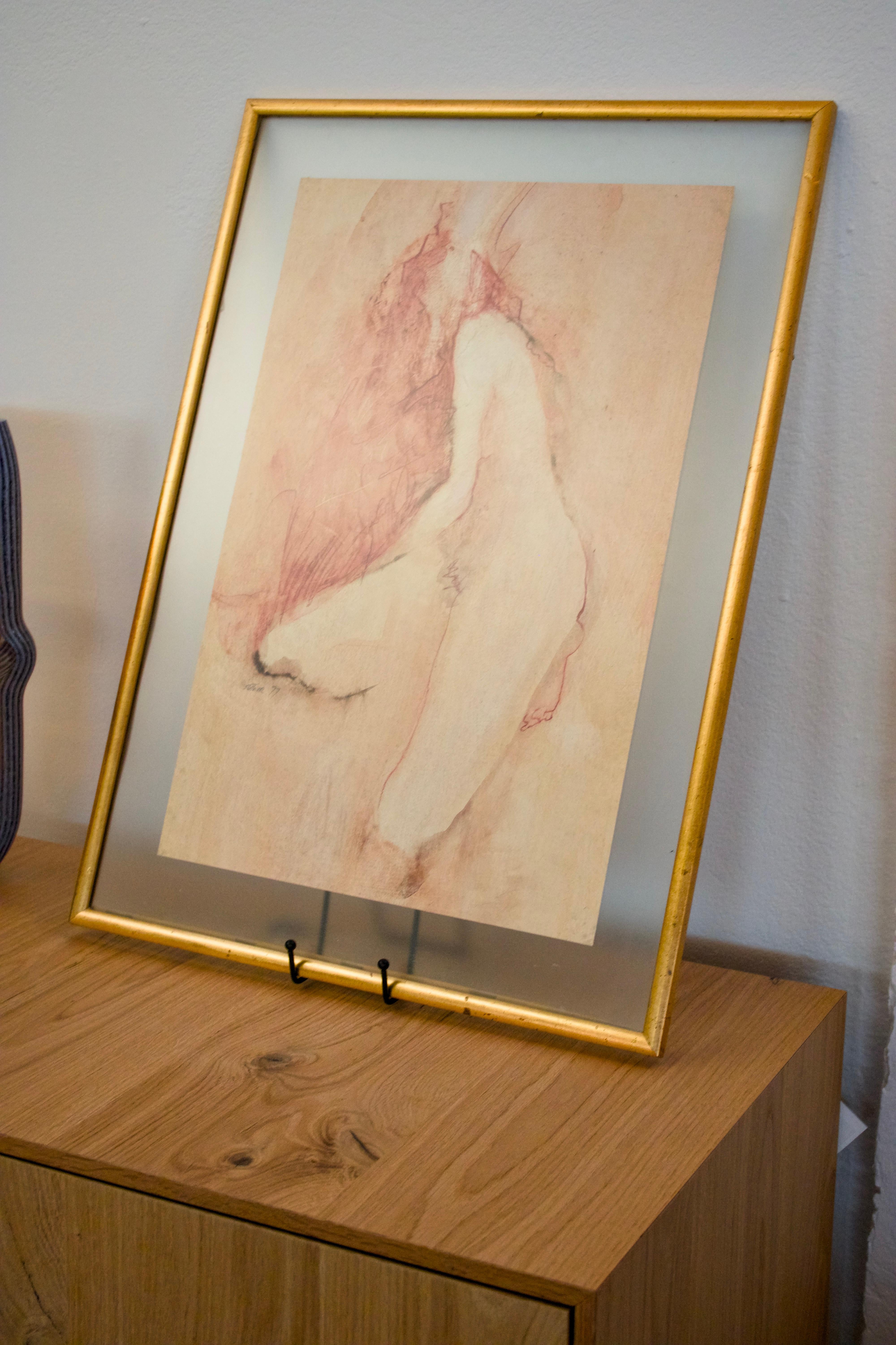 Este evocador cuadro abstracto, firmado y fechado en el 77, representa una figura solitaria sentada en una delicada interacción de beiges apagados, rosas suaves y suaves toques rojos. Las líneas expresivas y fluidas del artista contornean la forma