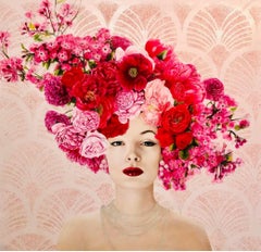 Enchanteresse, un portrait surréaliste et réaliste d'une femme avec une coiffe à fleurs