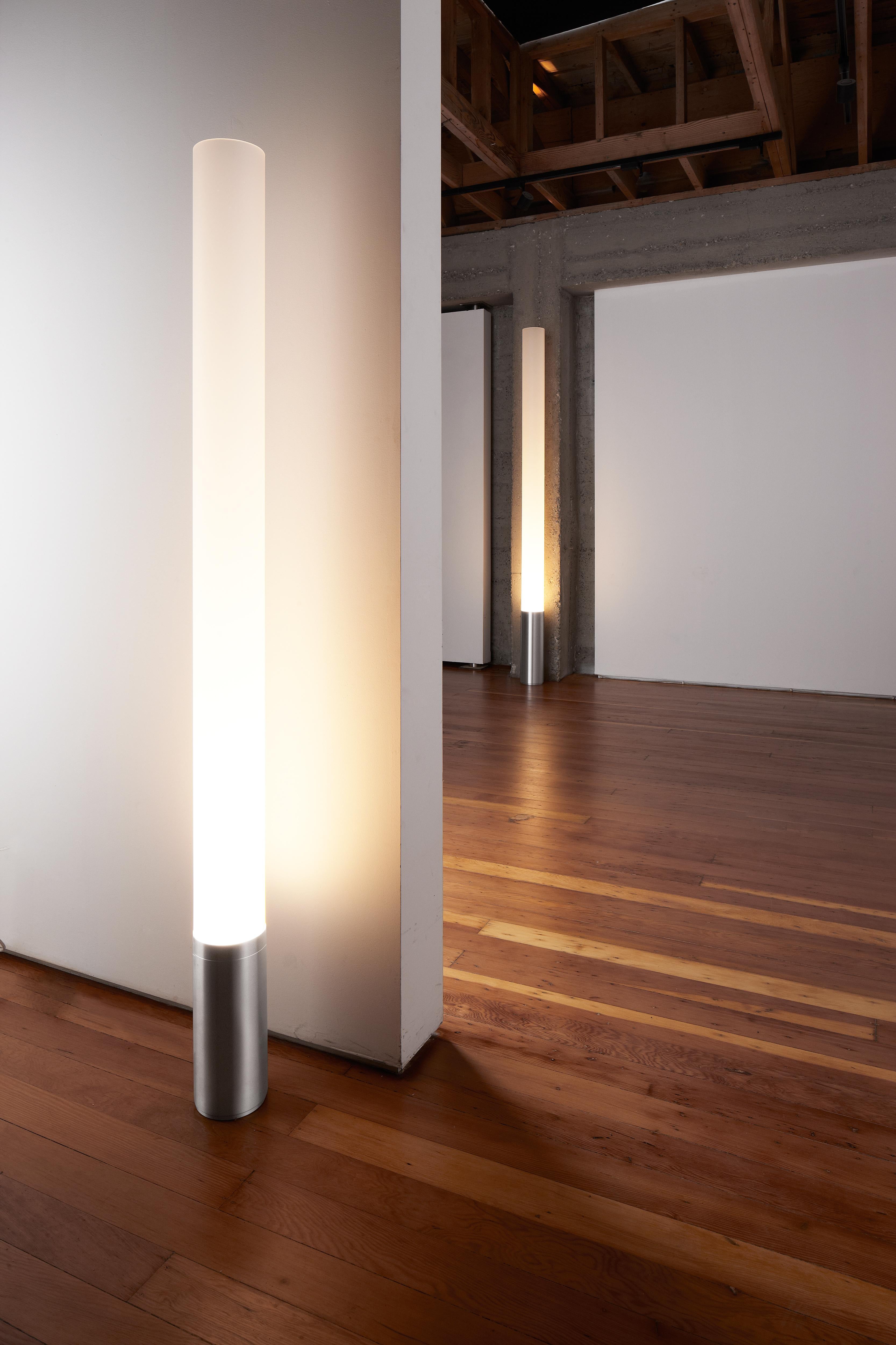L'intramontabile lampada Elise da 12 pollici rende omaggio all'avvento dell'era delle macchine. La sua raffinata base in alluminio lavorato combinata con l'imponente diffusore in acrilico satinato è la combinazione perfetta per un'illuminazione