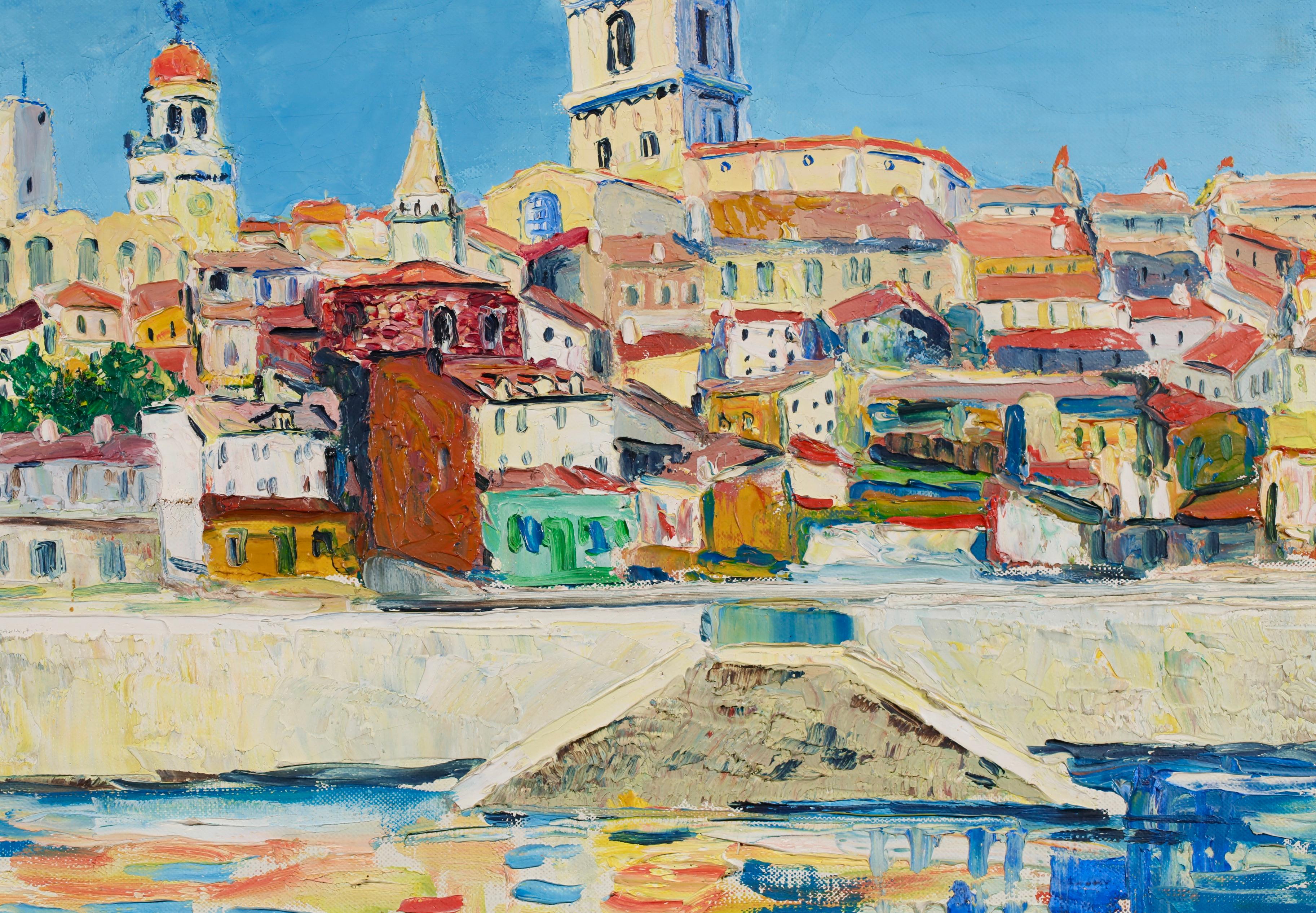 Paysage signé à l'huile sur toile vers 1920 par la peintre post impressionniste française Elisee Maclet. L'œuvre représente une vue de la ville côtière d'Arles, dans le sud de la France, depuis l'eau. Les couleurs vives des bâtiments qui brillent