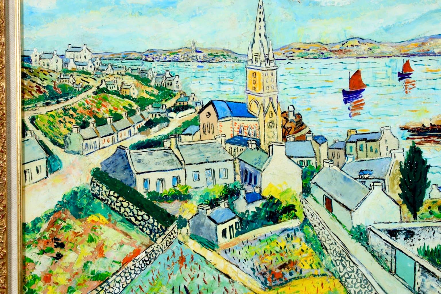 Une huile enchanteresse sur carton posé sur panneau de la peintre post-impressionniste française Elisee Maclet représentant la ville côtière française de l'Ile de Batz. L'église de la ville se trouve au centre du tableau et surplombe la baie où