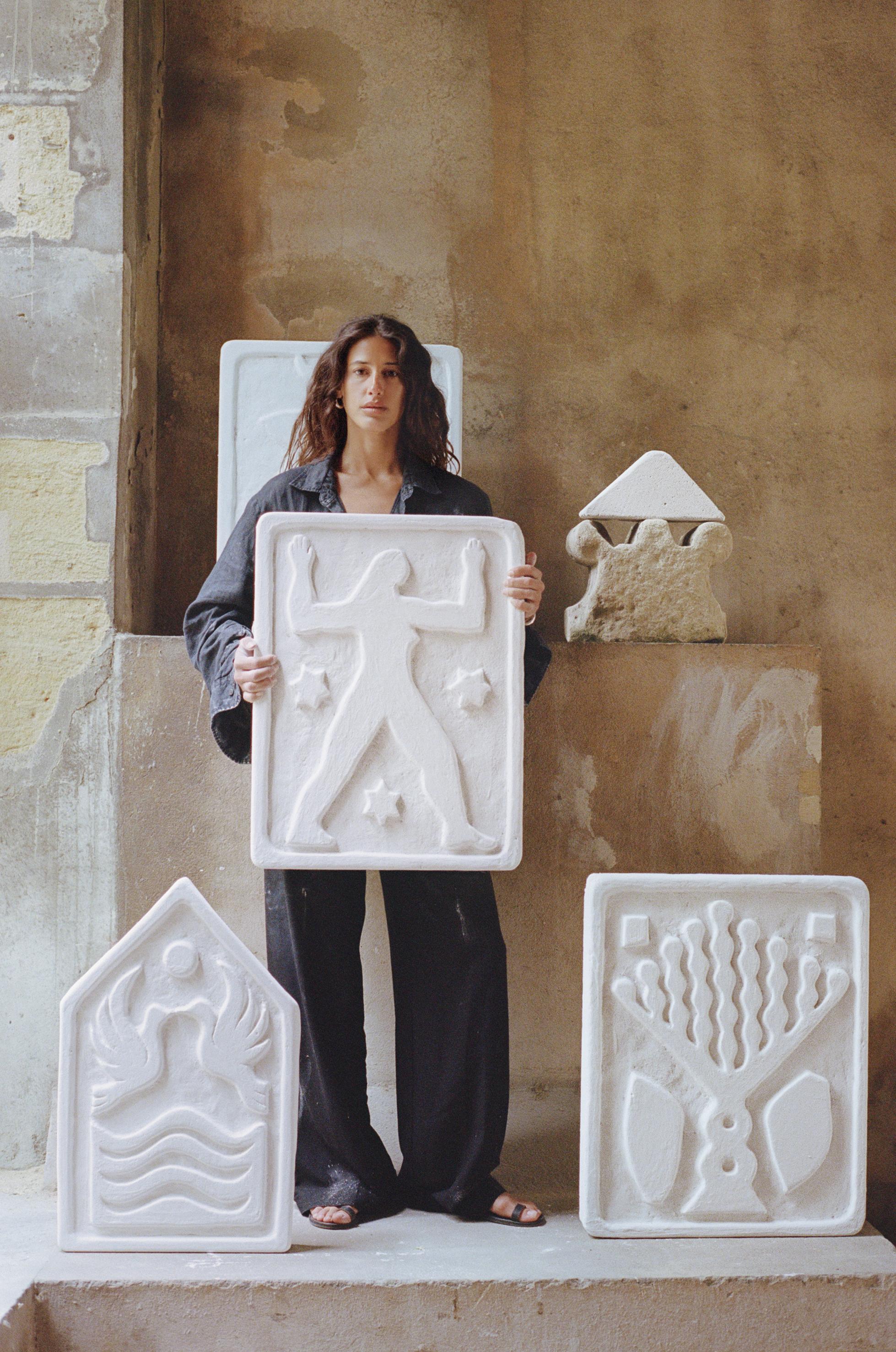 ZEHUT (Identität) (Grau), Figurative Sculpture, von Elisheva Revah