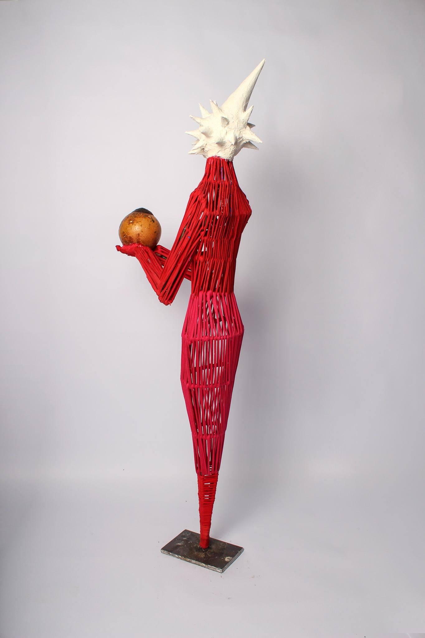 Femme au tombeau, sculpture en techniques mixtes d'Elisia Nghidishange en vente 10