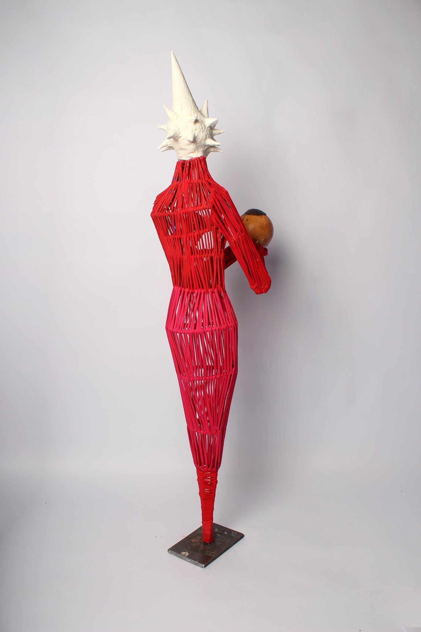 Femme au tombeau, sculpture en techniques mixtes d'Elisia Nghidishange en vente 12