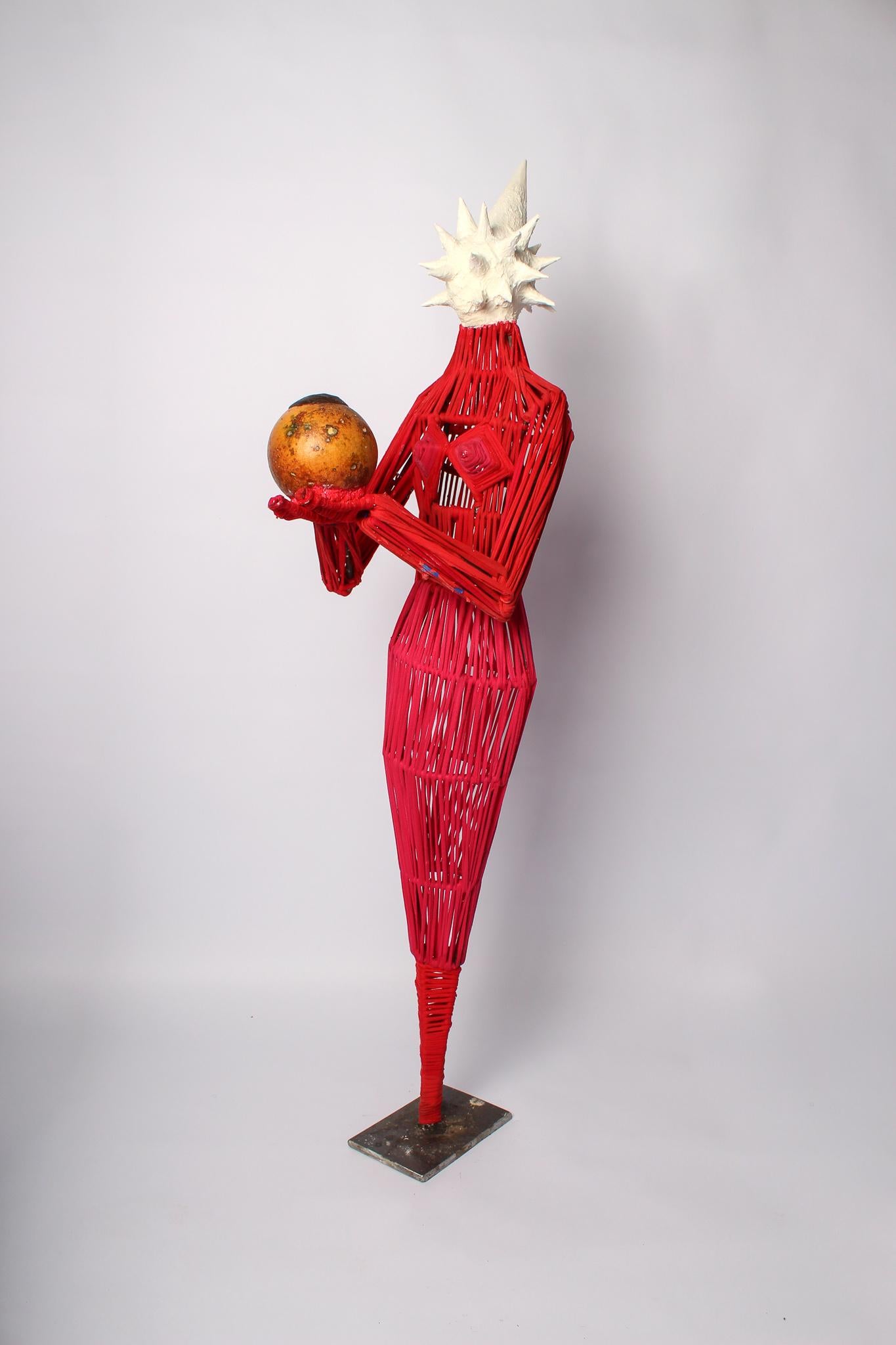 Femme au tombeau, sculpture en techniques mixtes d'Elisia Nghidishange en vente 8