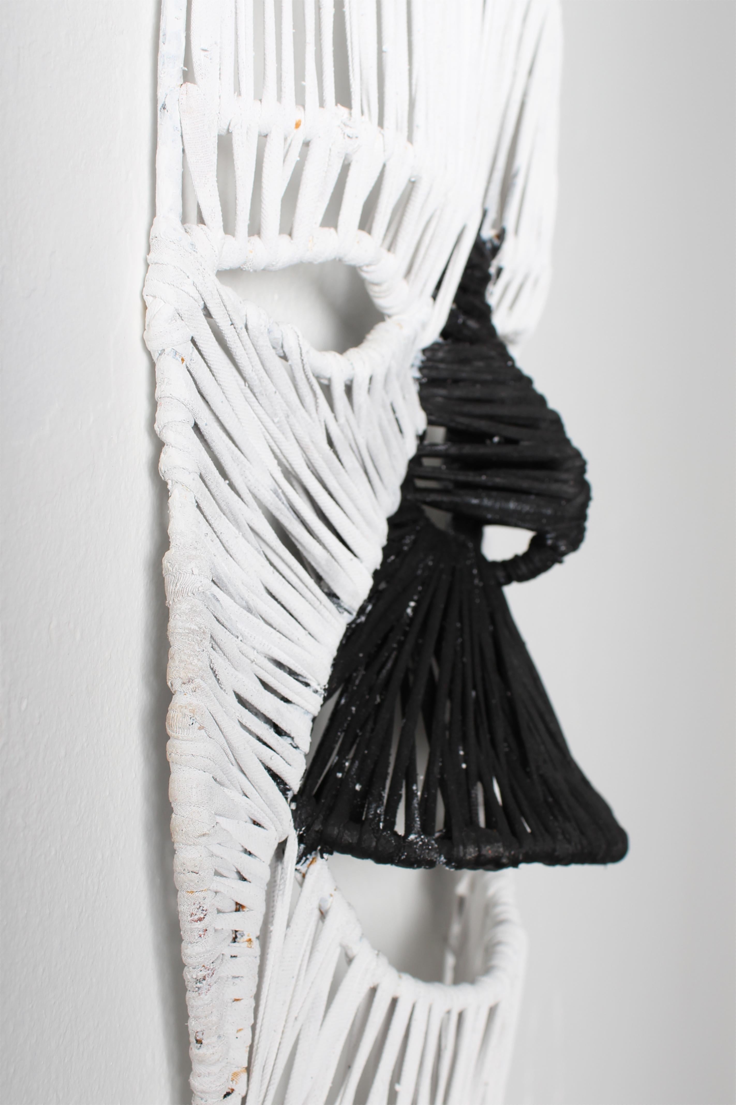 tiefes Lachen 1, Elisia Nghidishange, Skulptur in Mischtechnik im Angebot 4
