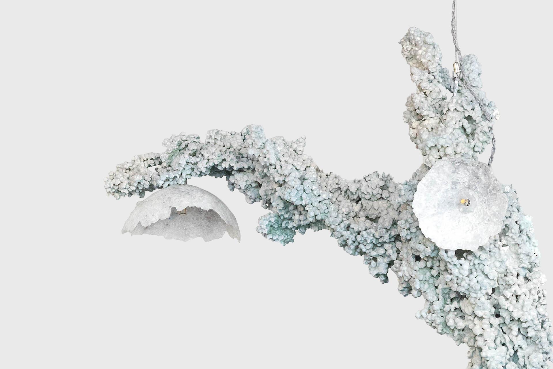 Hanging chandelier model “Verdigris”
From the series “Epilith Lamps”
Manufactured by Elissa Lacoste
France, 2022

Recycled aluminum, acrylic resin,
pigment, marble and quartz powder,
Silicone, electrical components.
3 x G4 12 volts
1 x G9 12