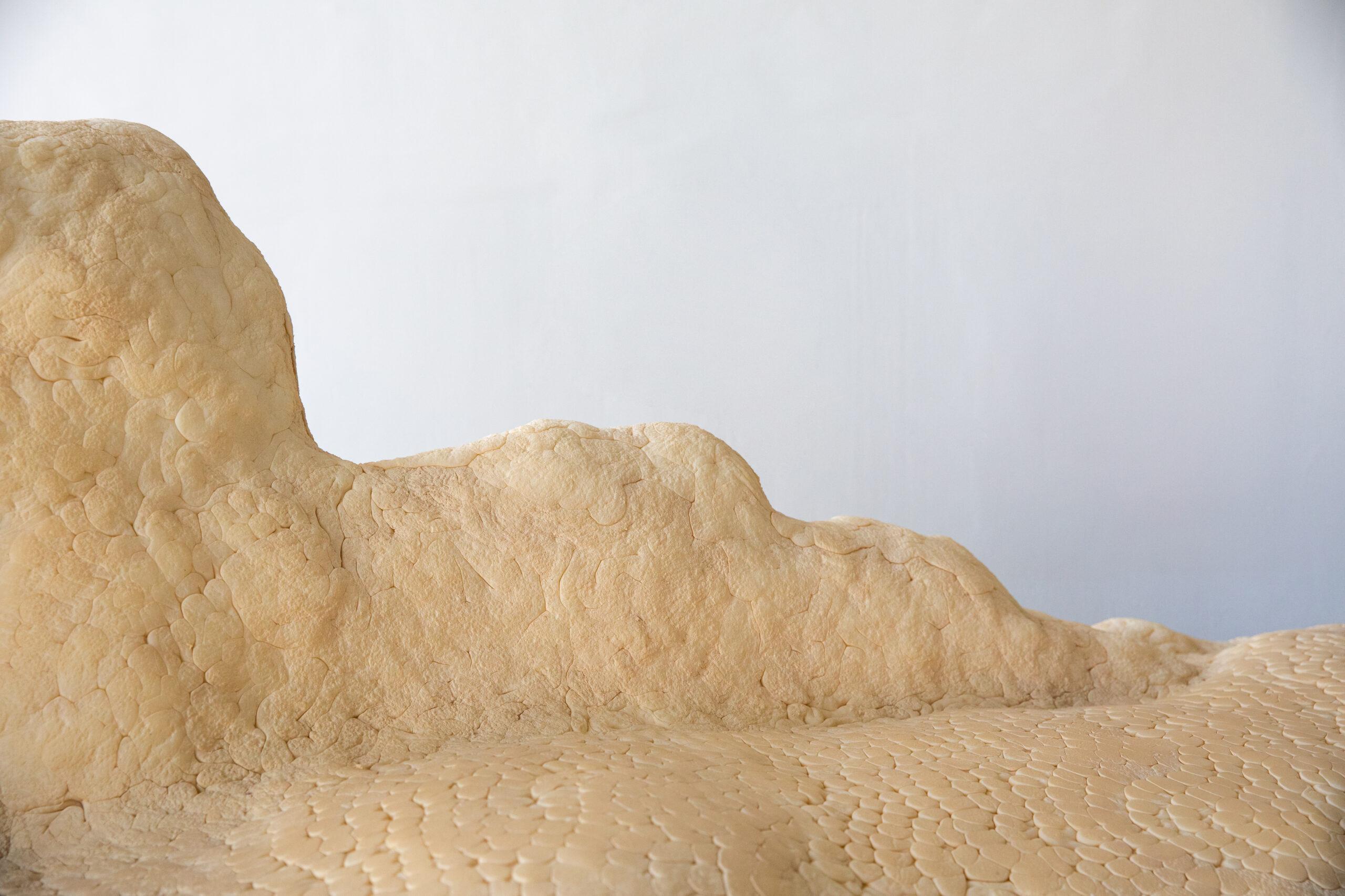 Français Canapé contemporain Elissa Lacoste modèle Bourgogne pierre, en styrofoam et silicone en vente