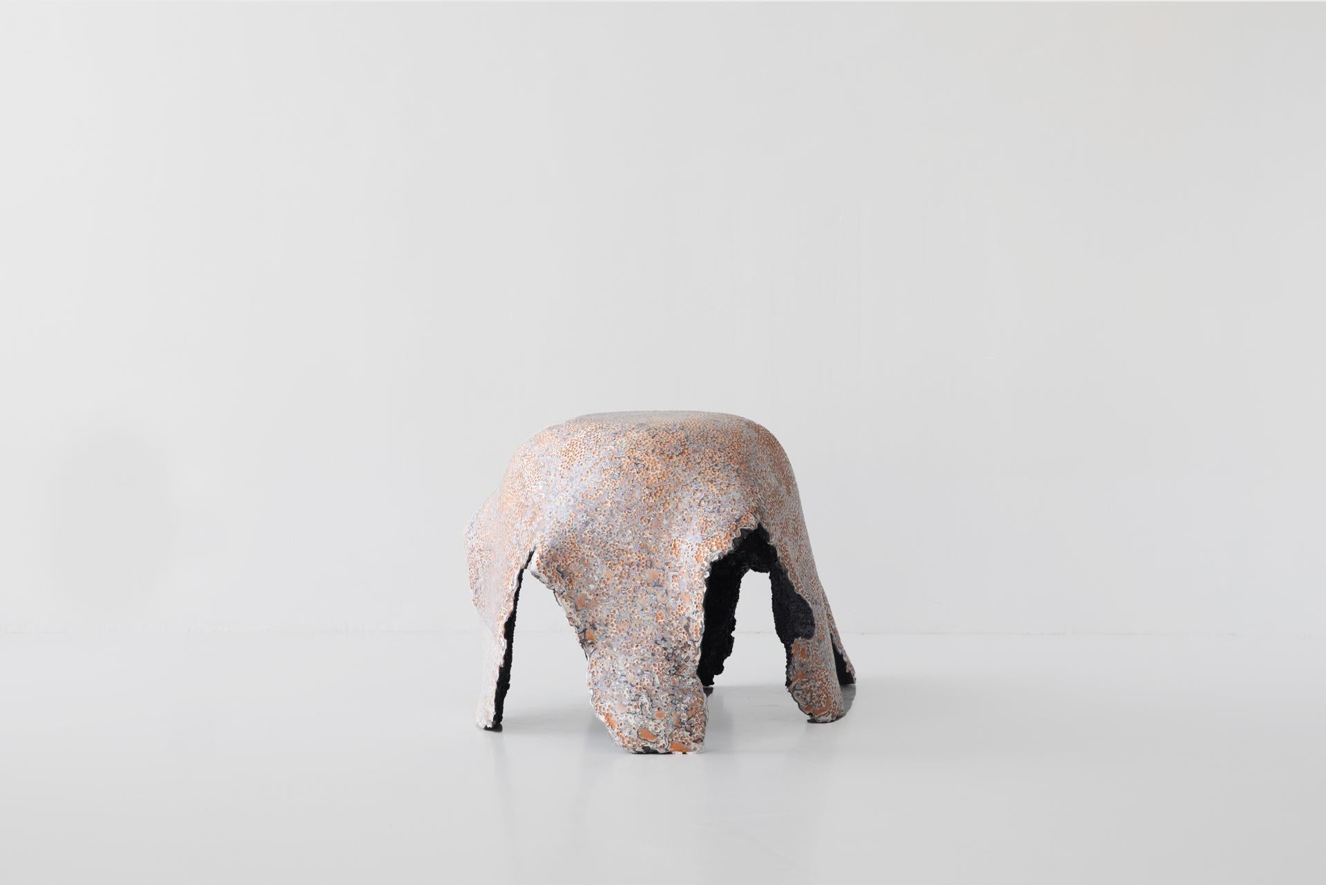 Français Tabouret contemporain Elissa Lacoste en galuchat, acier, résine et fibre de verre en vente