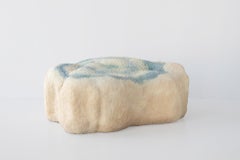 Elissa Lacoste Puff contemporaneo bianco e blu in polistirolo e silicone