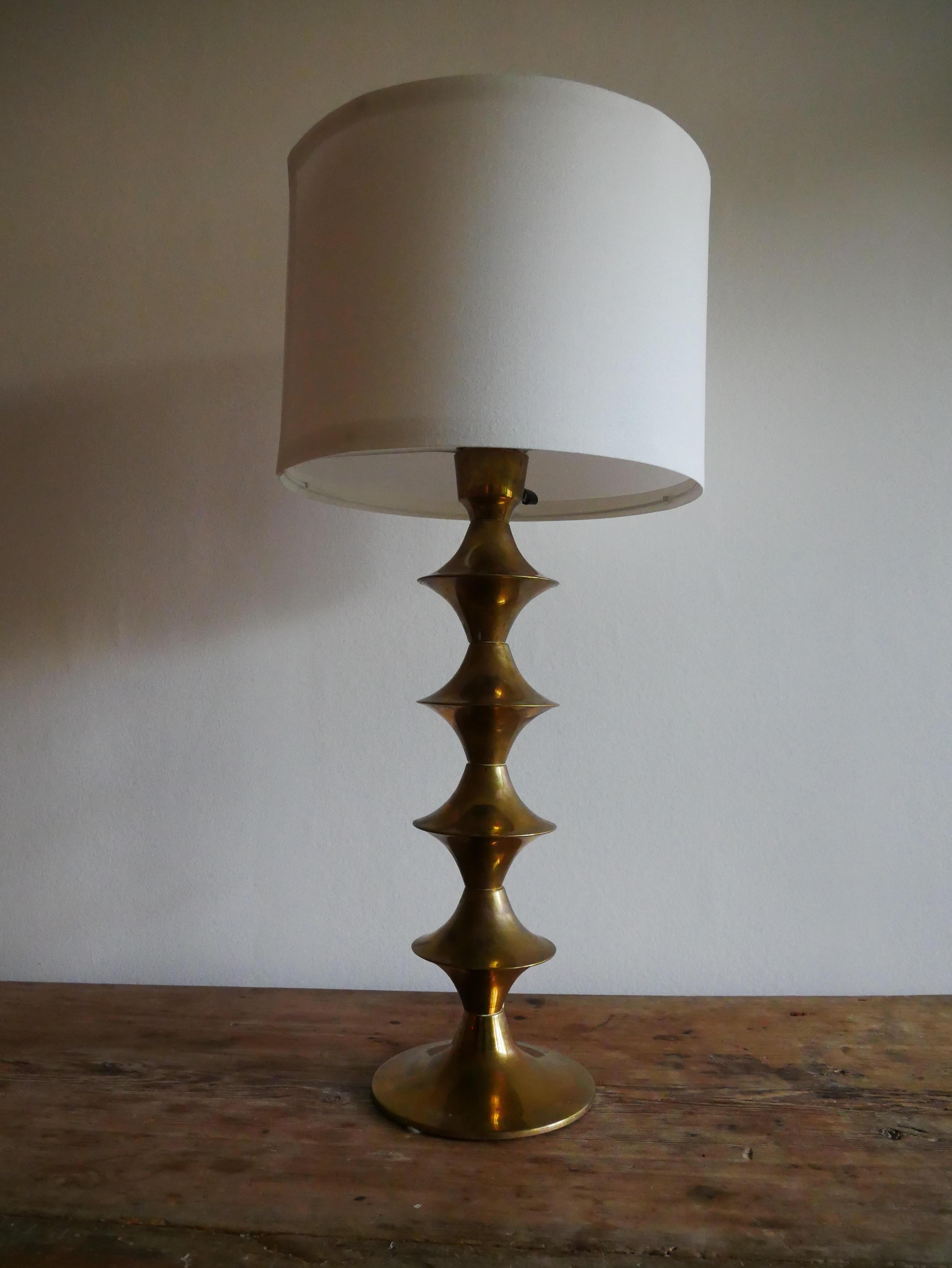 Elit AB Stehleuchte, hergestellt in Schweden in den 1960er Jahren.

Schwere Lampe aus patiniertem Messing mit beeindruckender Form.

Höhe: 52 cm
Durchmesser: 17 cm

Der Lampenschirm ist nicht enthalten.