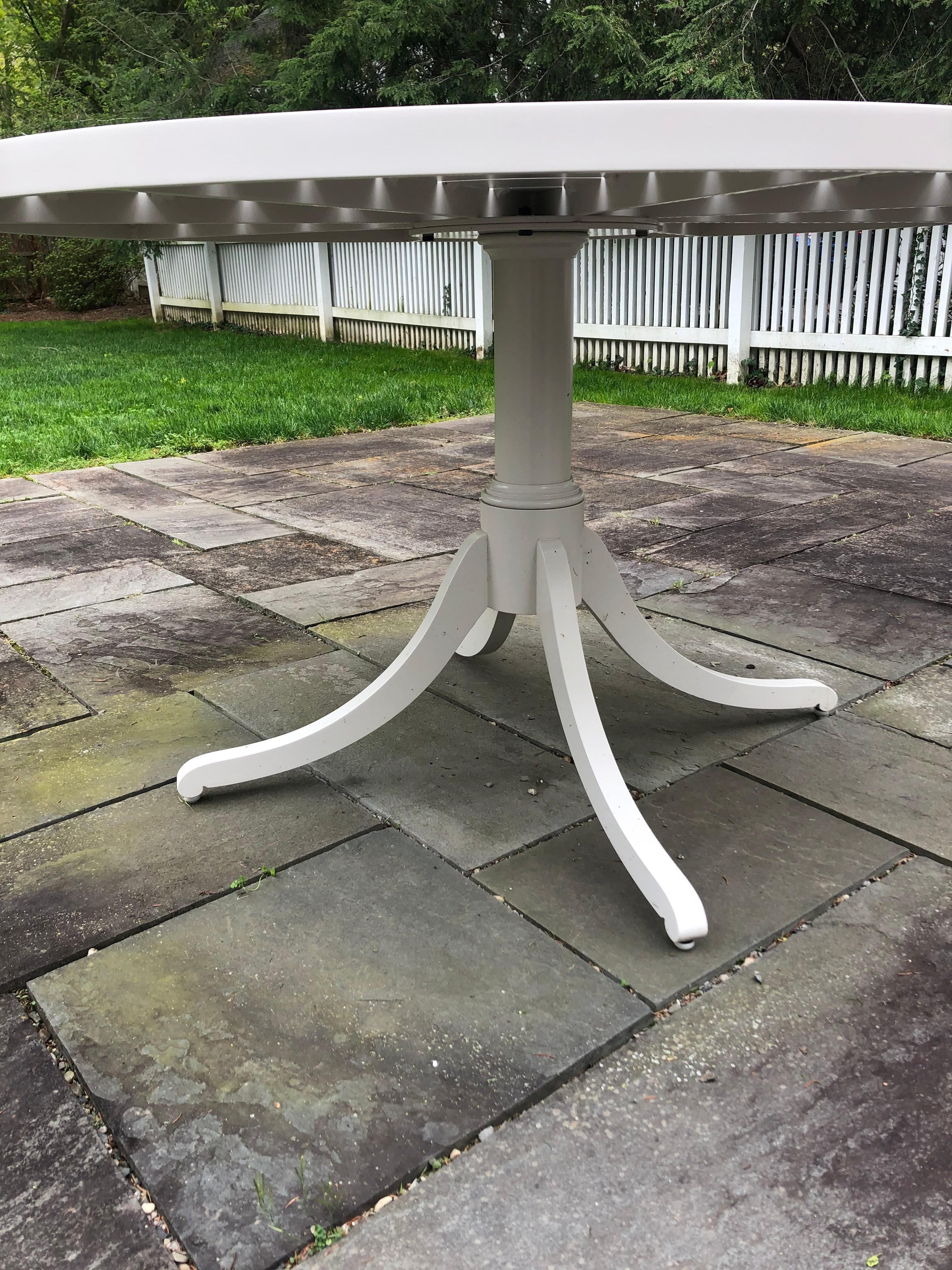 Modern Elite Beautifully Crafted McKinnon and Harris Round Outdoor Patio Dining Table