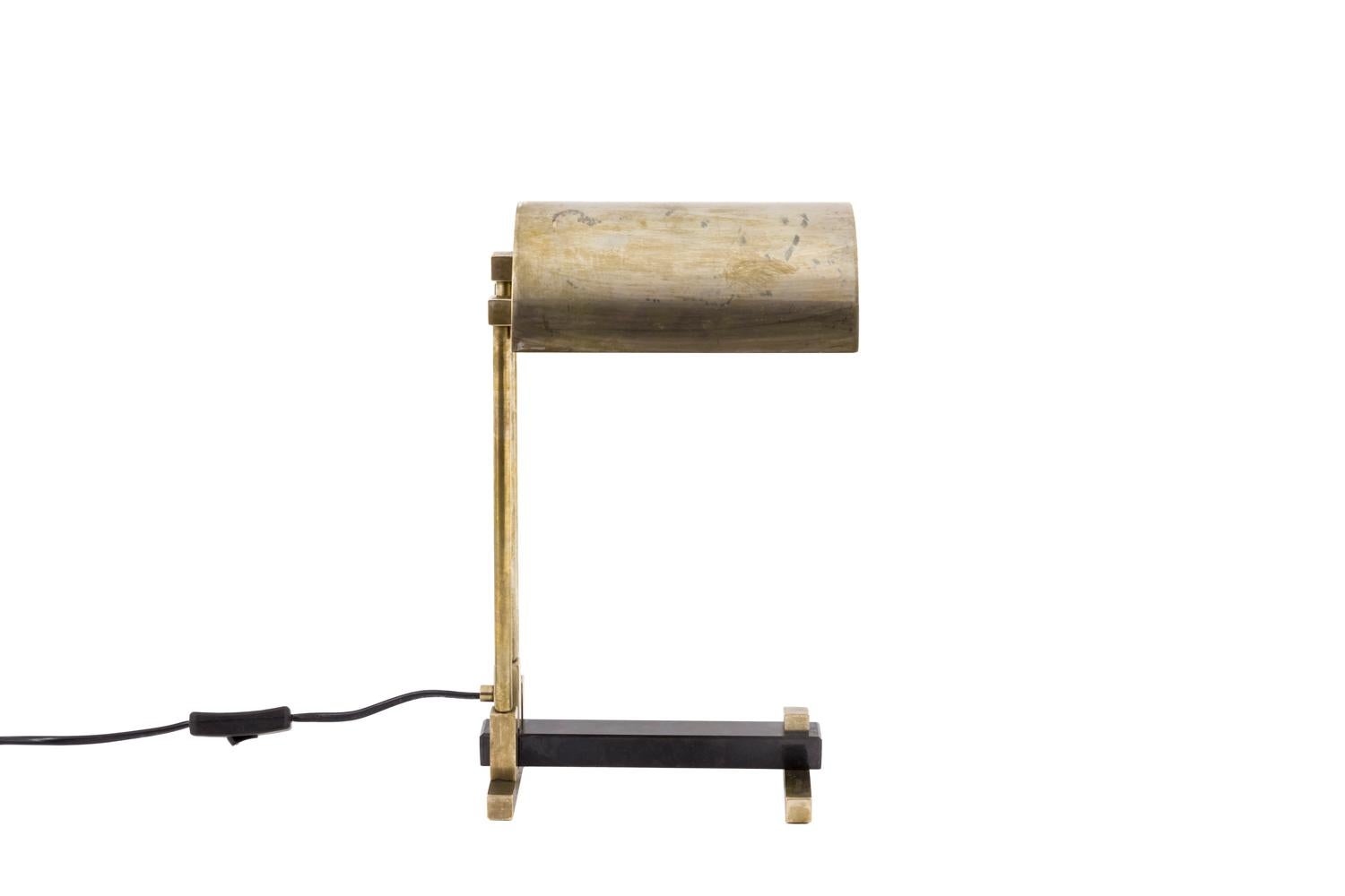 Elite Diamant, signed et numbered.
Marcel Breuer, in the style of.

Bauhaus style desk lamp in nickel plated brass with black granit rectangular base. Shaft composed of the tree tubes and a half-cylindrical shade.

Stamped twice “Elite Diamant”