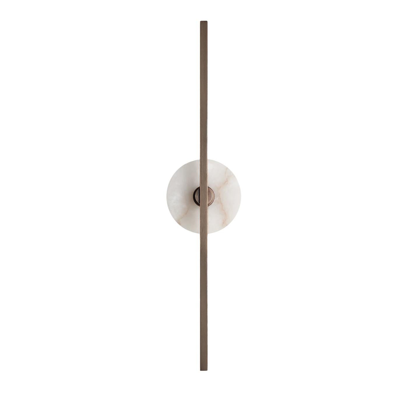 L'applique murale Elite Stick fusionne harmonieusement le minimalisme épuré et la fonctionnalité moderne. Dotée de profilés élancés en laiton poli, elle met élégamment en valeur la chaleur et la diffusion de la technologie LED, offrant un éclairage