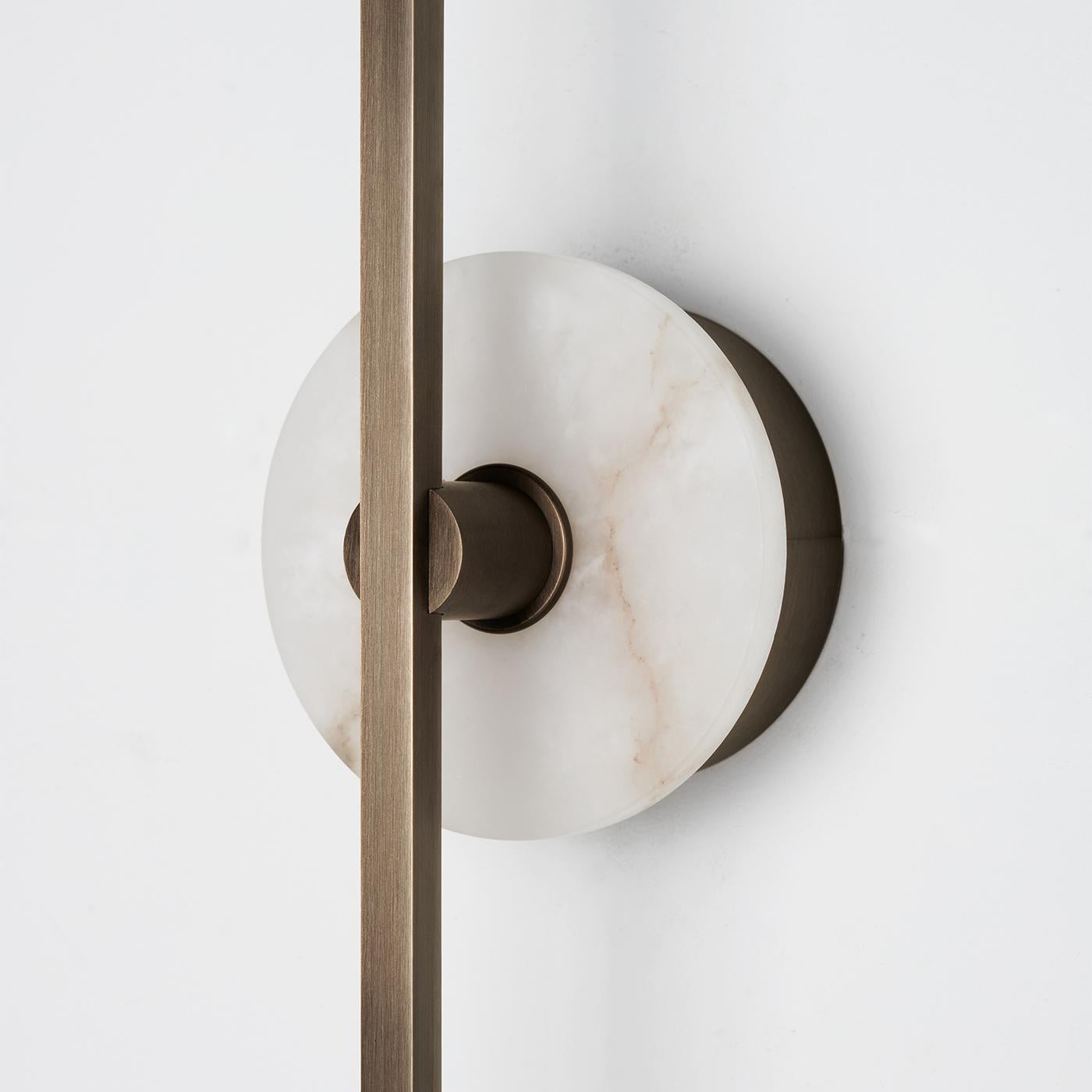 Albâtre Applique murale Elite Stick en bronze et albâtre en vente
