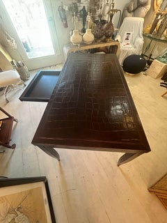 Escritorio de piel de caimán repujada Elitis.