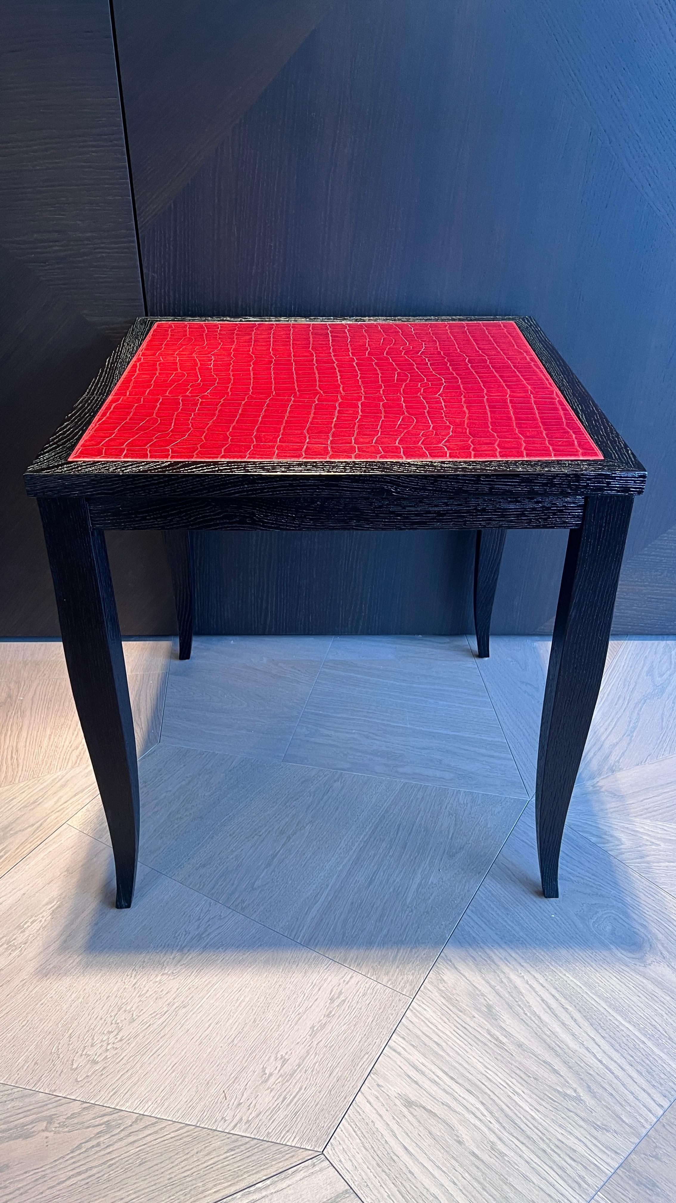 Dieses elegante Beistelltisch-Set, Modell Soupcons, ist eine perfekte Mischung aus Raffinesse und Funktionalität. Die Tischplatten sind aus exquisitem, geprägtem Croco Red-Leder gefertigt und verleihen jedem Interieur einen kühnen und luxuriösen