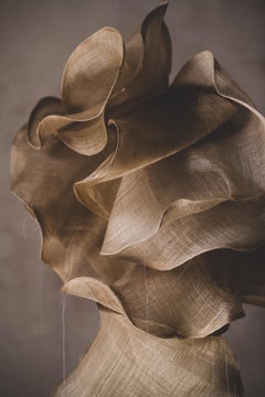 Padina V - Scultura tessile sospesa in rafia naturale di Eliurpi 2025