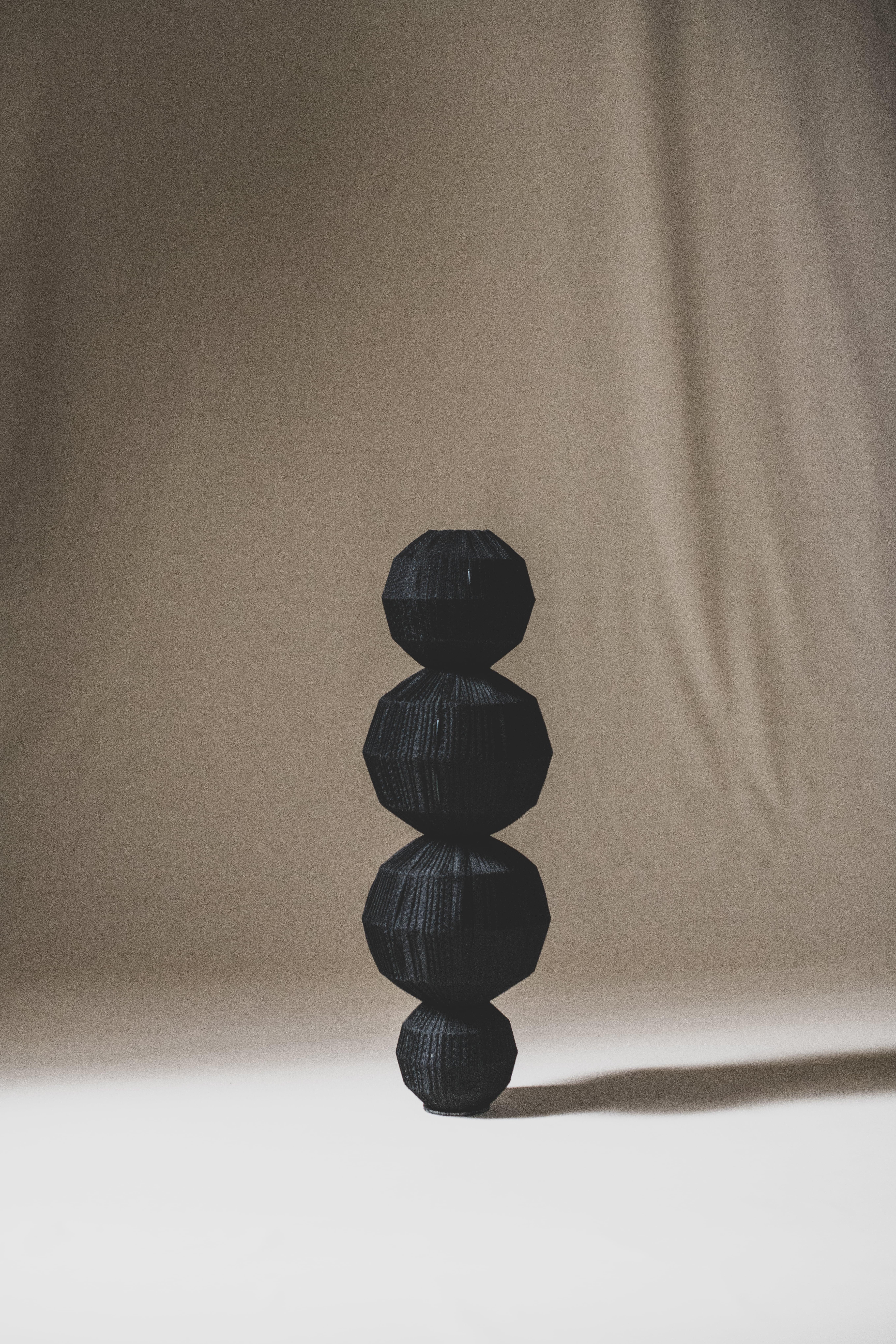 SCULTURA COLONNA II TESSUTO NERO ARTISTA CONTEMPORANEO SPAGNOLO ELIURPI ASTRATTO