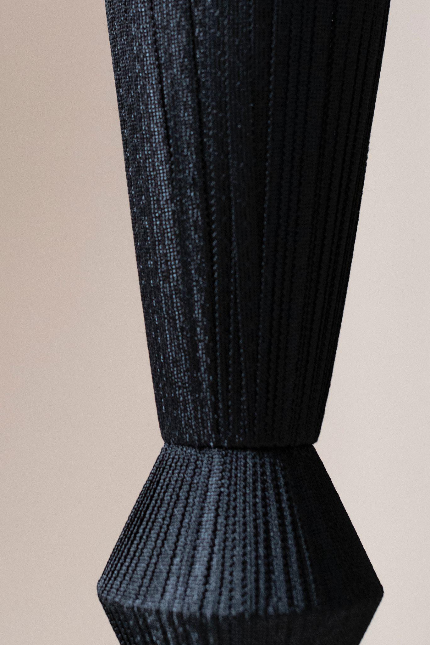 ESCULTURA COLUMNA IV TEXTIL NEGRO ARTISTA ESPAÑOL CONTEMPORÁNEO ELIURPI ABSTRACTO en venta 1