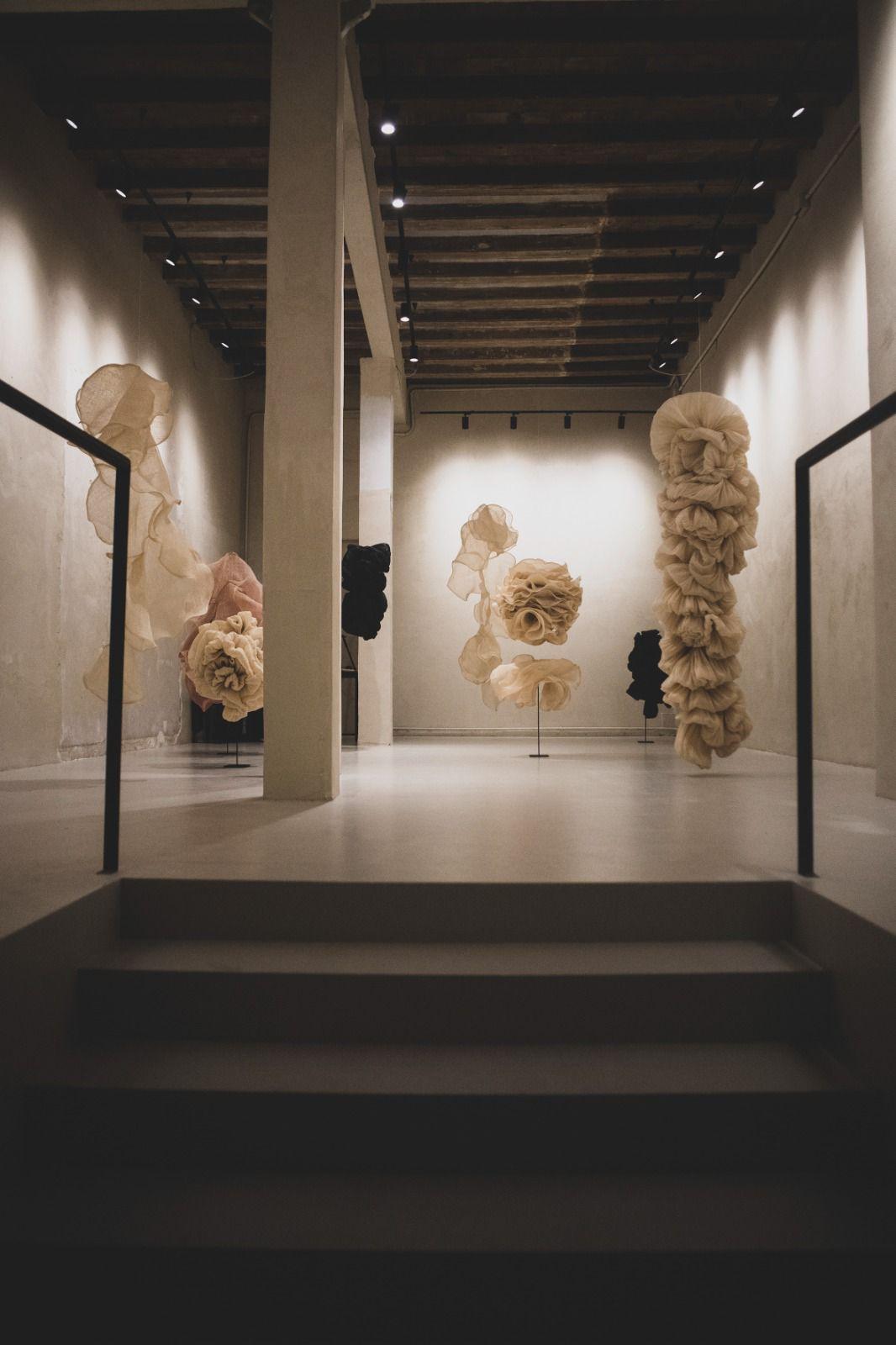 À la Collectors Gallery, nous nous engageons à maintenir les plus hauts standards de confiance et de professionnalisme pour nos collectionneurs. Chaque œuvre d'art de notre collection est accompagnée d'un certificat d'authenticité, garantissant son