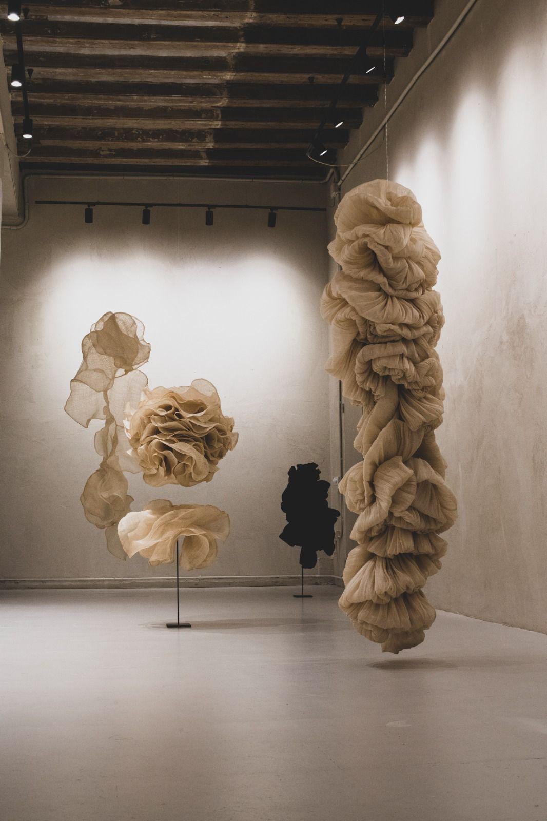 TEXTILE COLUMN DE L'ARTISTE SCULPTURE ELIURPI 2024 NOUVEAU en vente 2