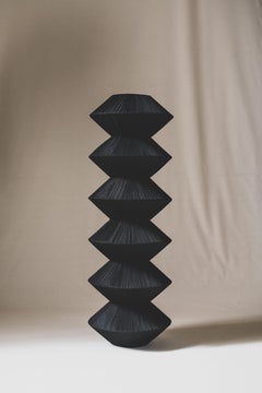 ESCULTURA COLUMNA VII TEXTIL NEGRO ARTISTA ESPAÑOL CONTEMPORÁNEO ELIURPI 2024 NUEVO
