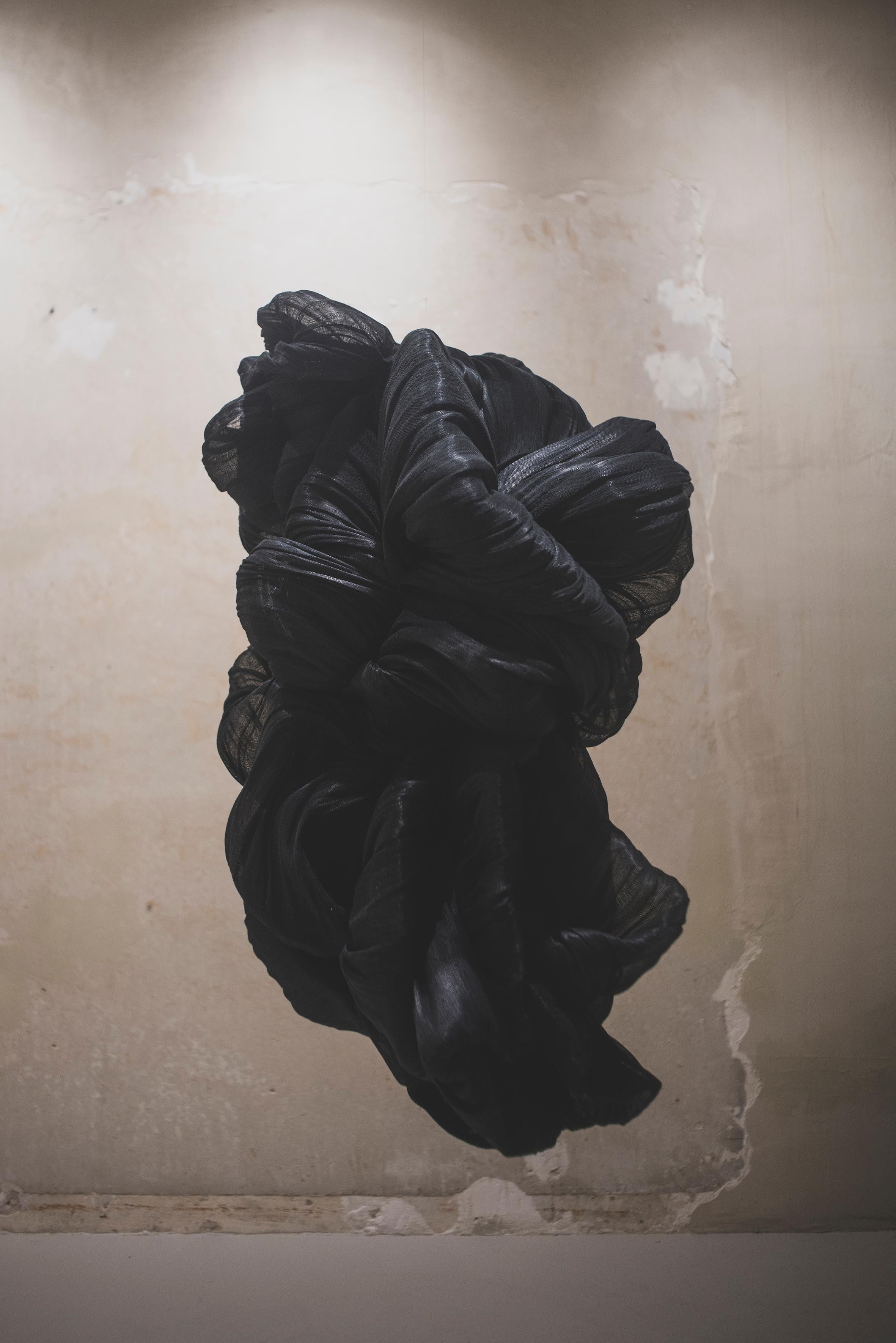 SCULTURA TESSILE RAFIA NERA IV DELL'ARTISTA SPAGNOLO ELIURPI 2024