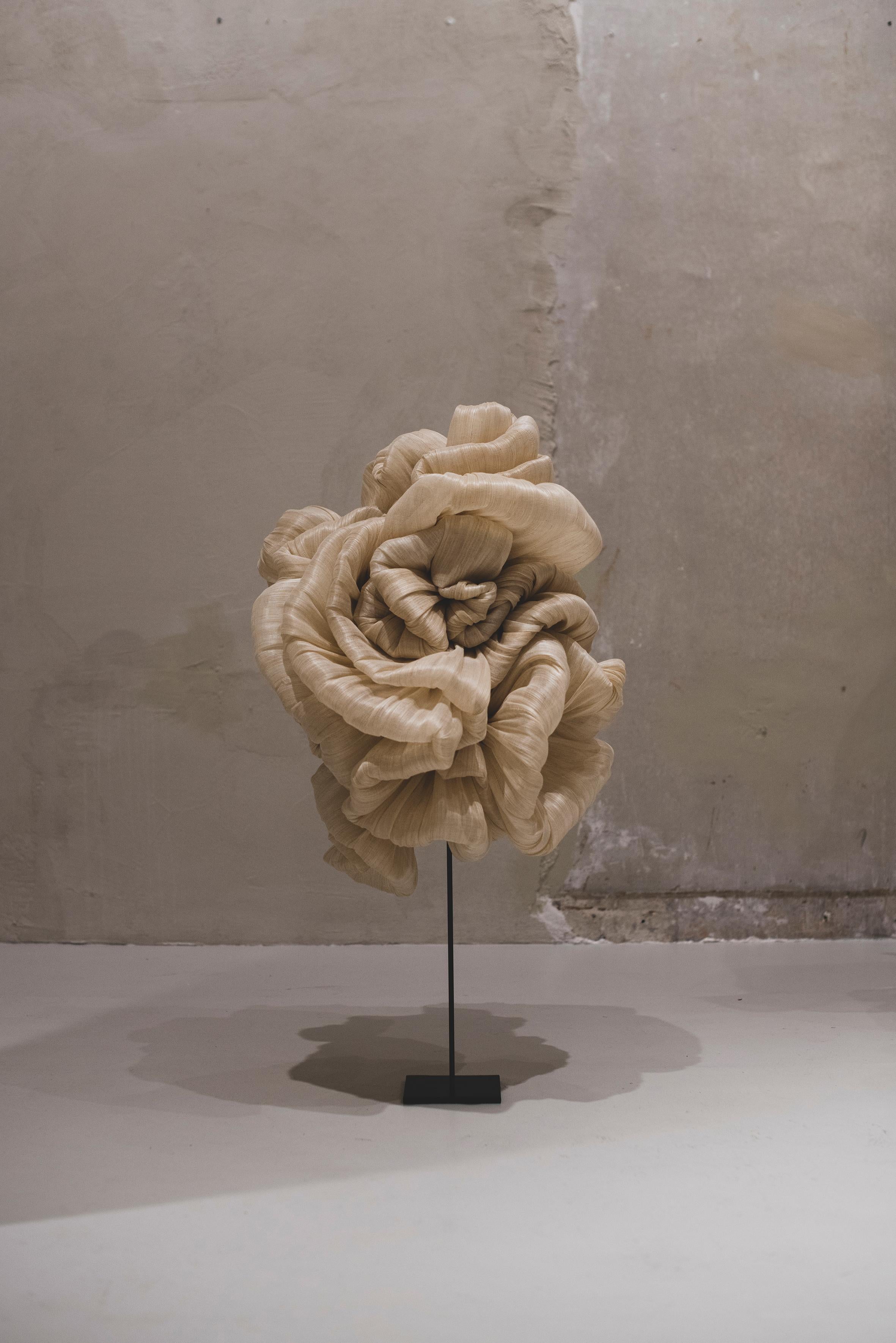 SCULPTURE TEXTILE BLACK RAFFIA SILK VI BY SPANISH ARTIST ELIURPI 2024 - Sculpture by Eliurpi