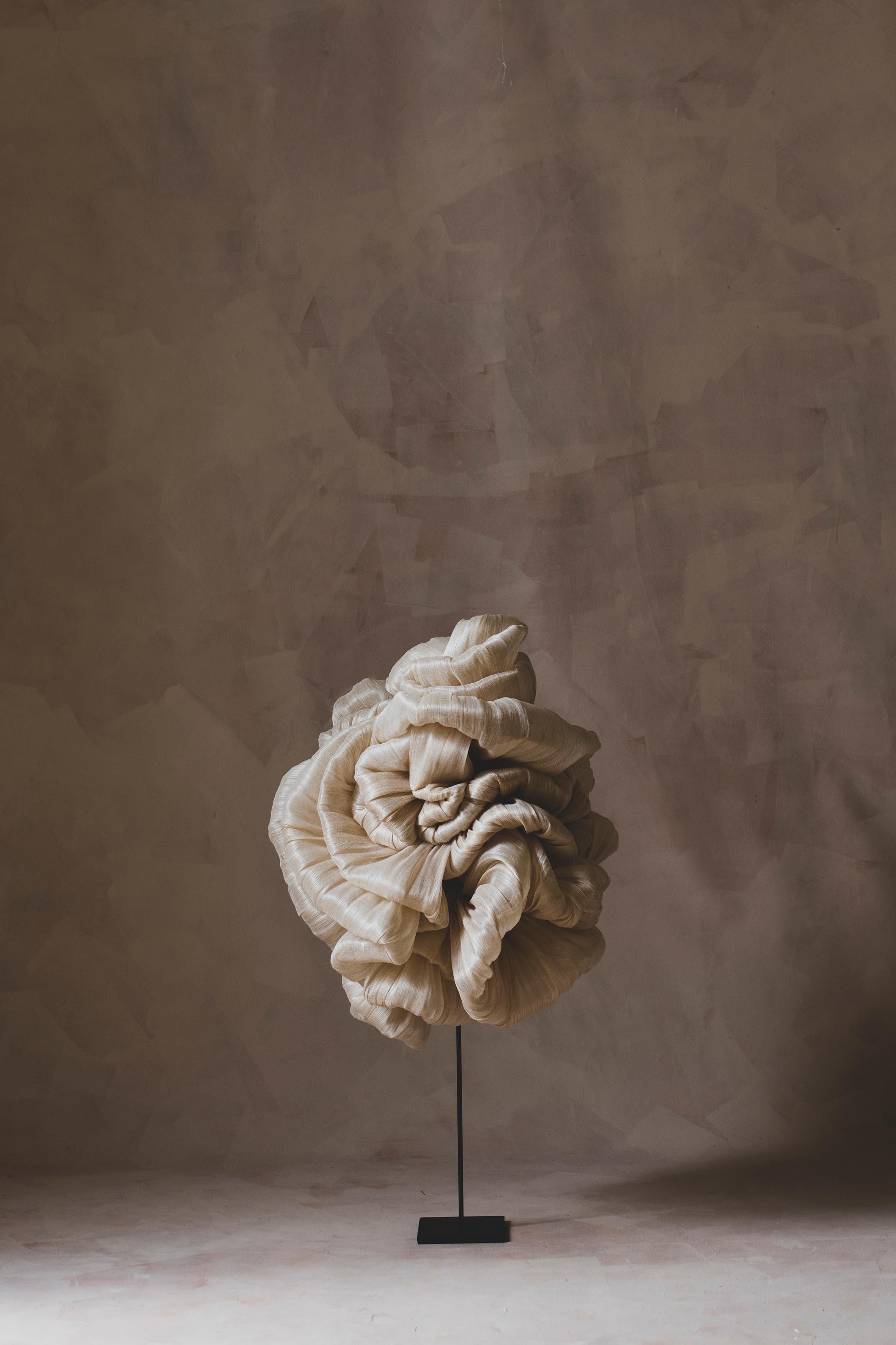 ESCULTURA TEXTIL RAFIA NEGRA SEDA VI DEL ARTISTA ESPAÑOL ELIURPI 2024