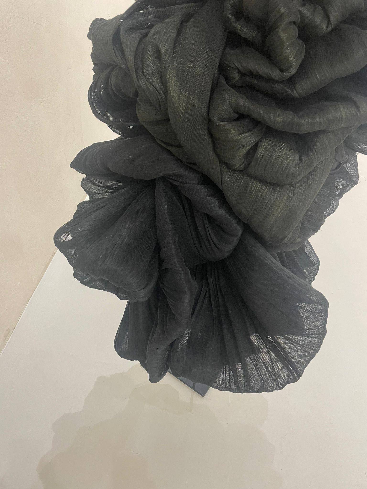 SCULTURA TESSILE IN RAFIA NERA V DELL'ARTISTA SPAGNOLO ELIURPI 2024 - Sculpture di Eliurpi