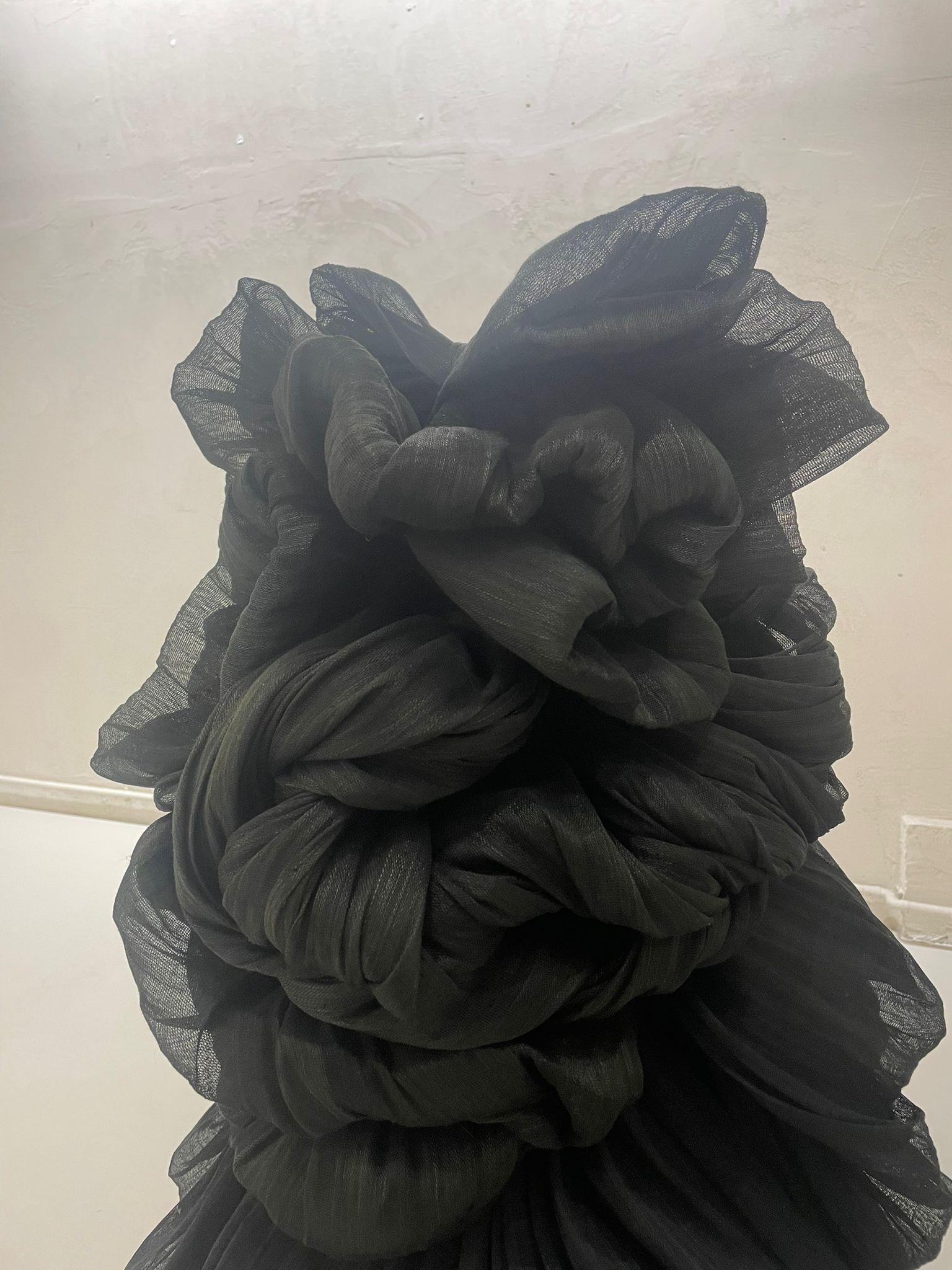 SCULTURA TESSILE IN RAFIA NERA V DELL'ARTISTA SPAGNOLO ELIURPI 2024 - Sculpture Astratto di Eliurpi