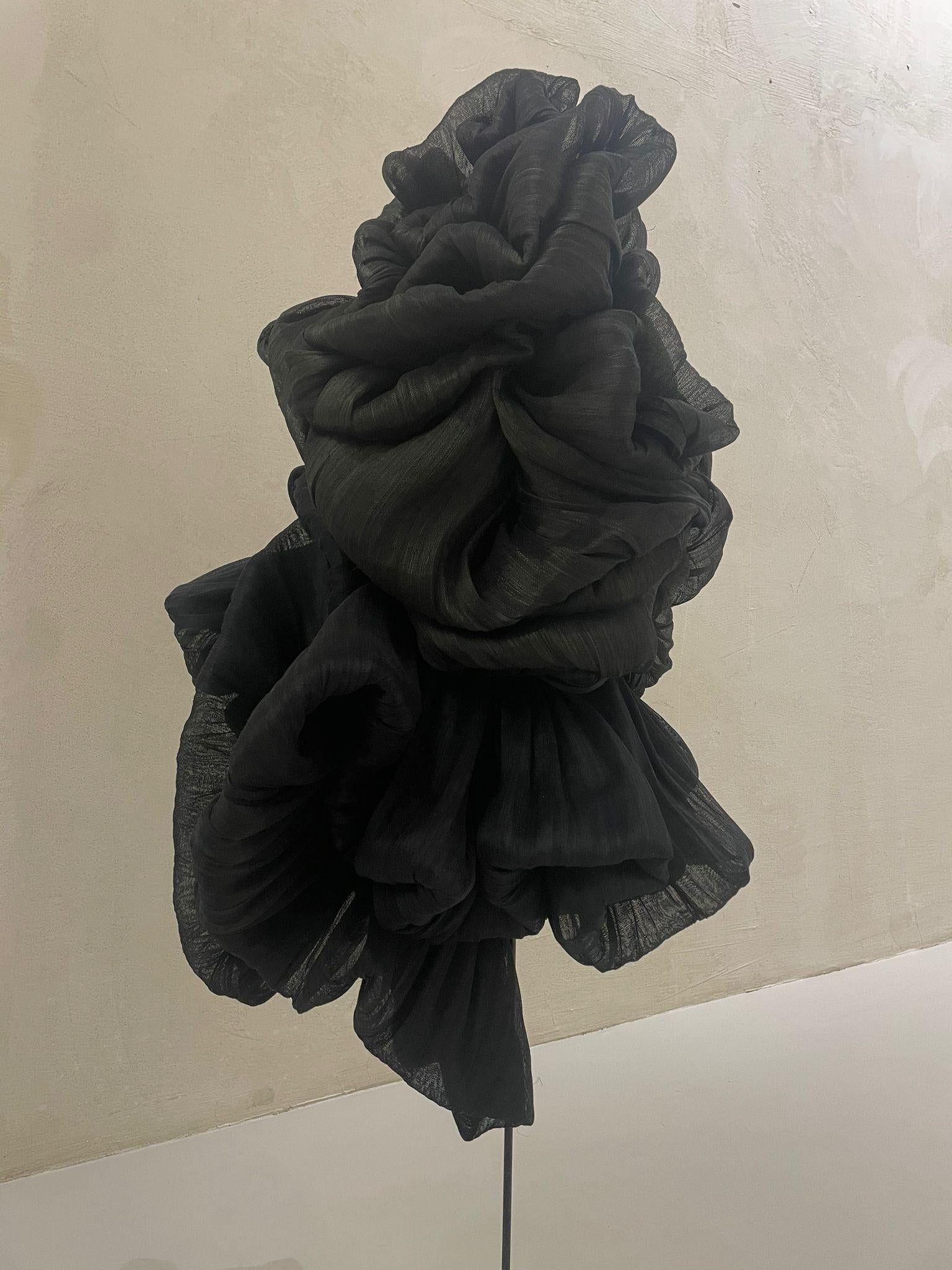 SCULTURA TESSILE IN RAFIA NERA V DELL'ARTISTA SPAGNOLO ELIURPI 2024 - Abstract Sculpture Nero di Eliurpi