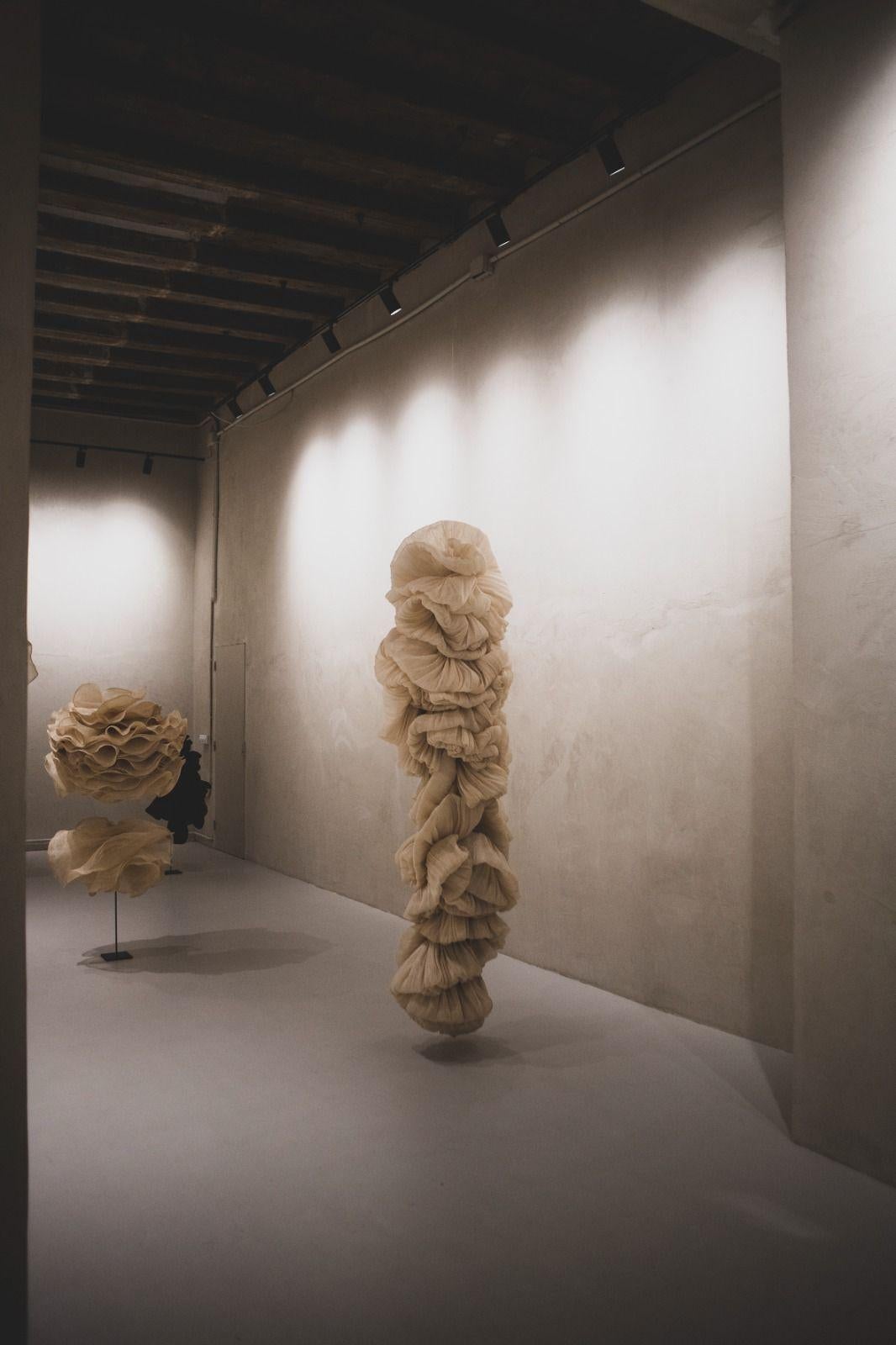 SCULTURA TESSILE IN RAFIA NERA V DELL'ARTISTA SPAGNOLO ELIURPI 2024 in vendita 3