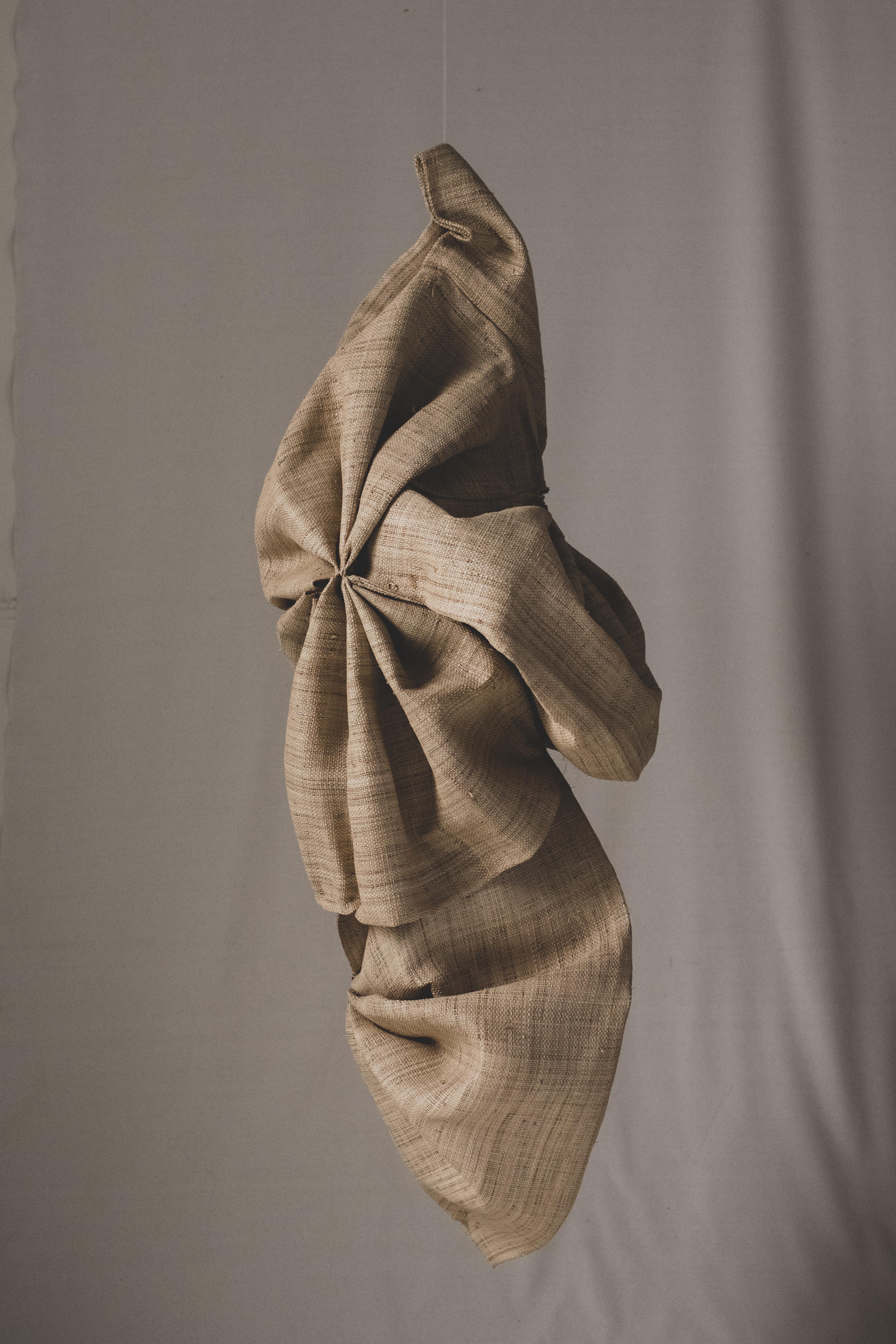 TEXTILE MADAgasCAR RAFFIA DE L'ARTISTE SPANISH ELIURPI 2024 NEUF - Abstrait Sculpture par Eliurpi