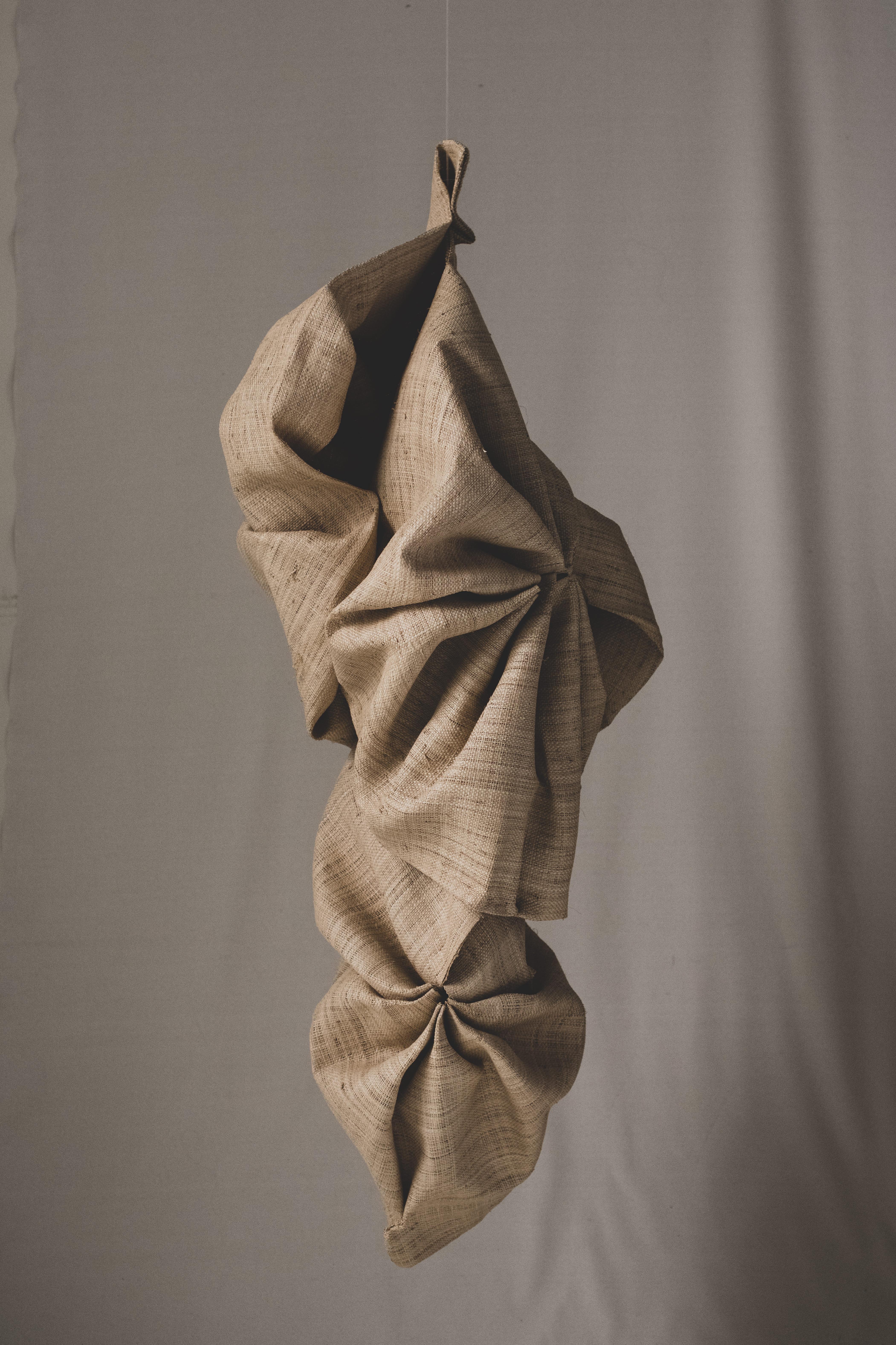 TEXTILE MADAgasCAR RAFFIA DE L'ARTISTE SPANISH ELIURPI 2024 NEUF - Gris Abstract Sculpture par Eliurpi