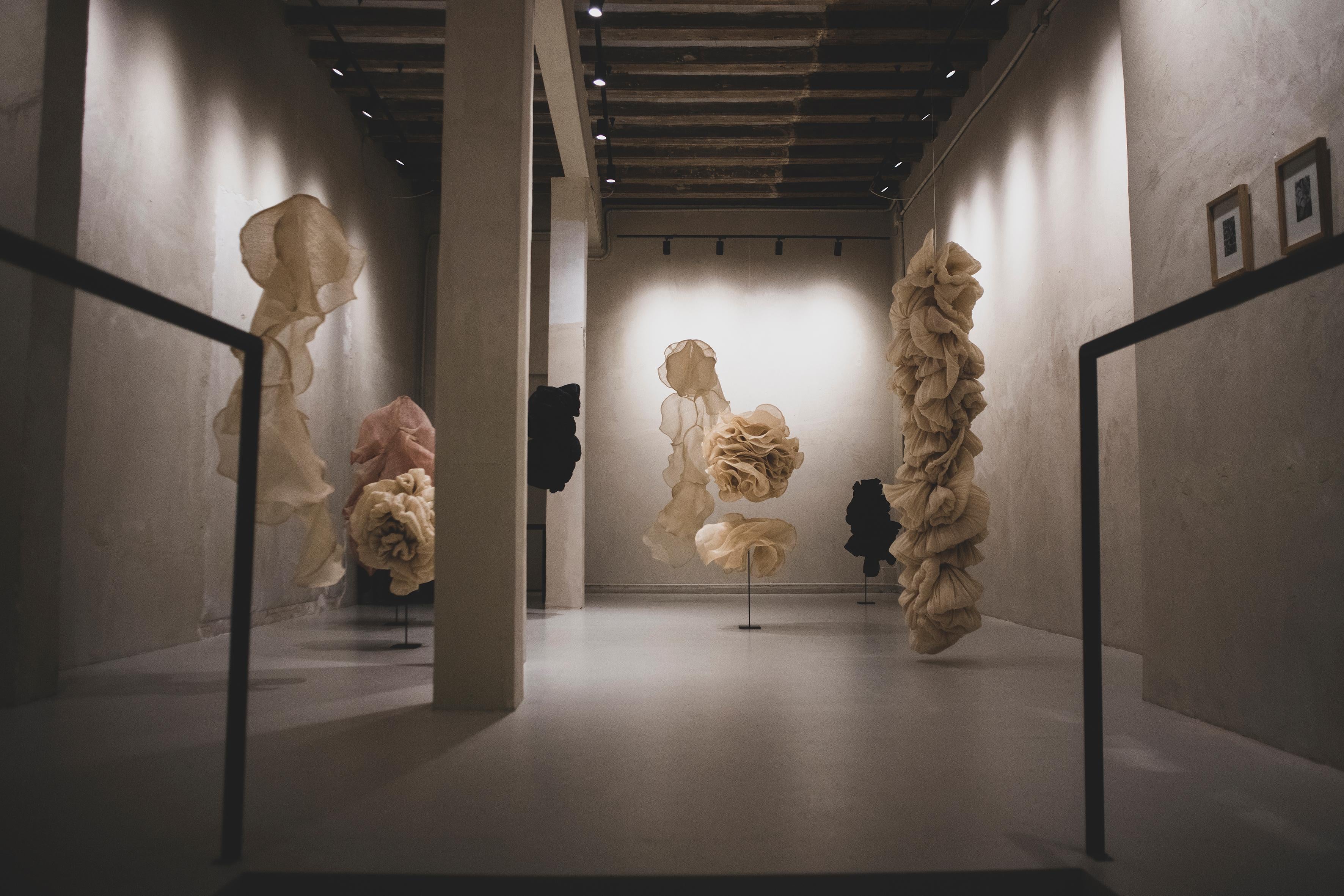 TEXTILE RAFFIA PADINA II DE L'ARTISTE SPANISH ELIURPI 2024 NEUF - Gris Abstract Sculpture par Eliurpi