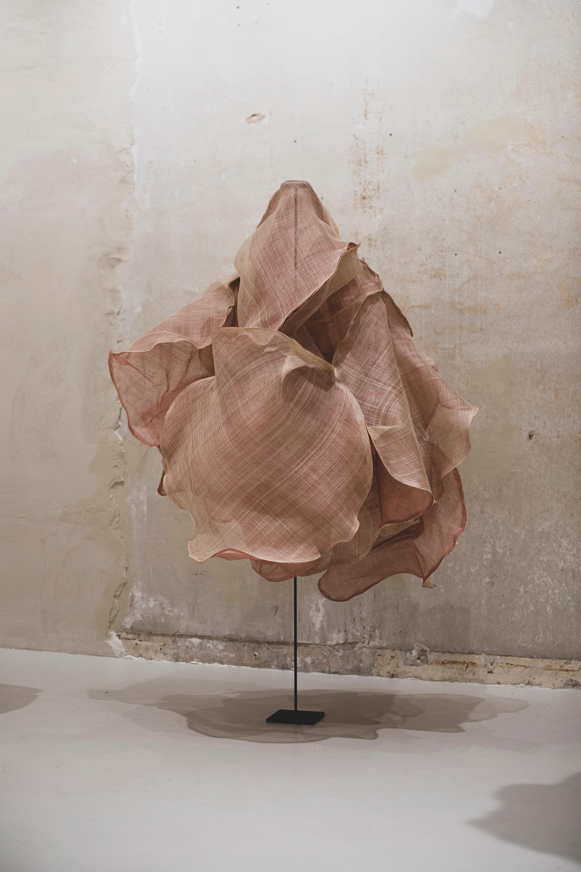 ROSE RAFFIA D'ARTISTE SCULPTURE ELIURPI 2024 NOUVEAU - Gris Abstract Sculpture par Eliurpi