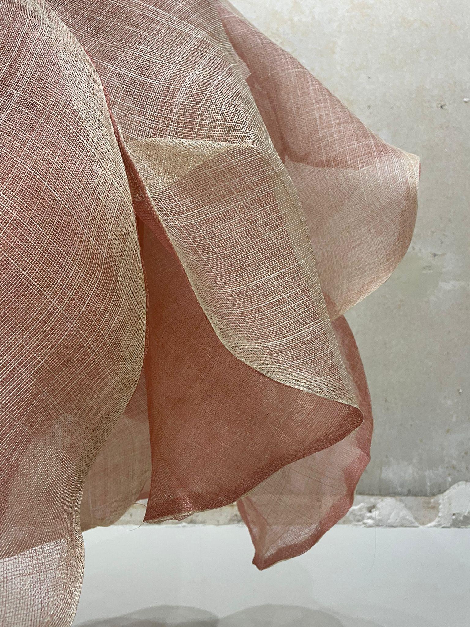 ROSE RAFFIA D'ARTISTE SCULPTURE ELIURPI 2024 NOUVEAU - Abstrait Sculpture par Eliurpi