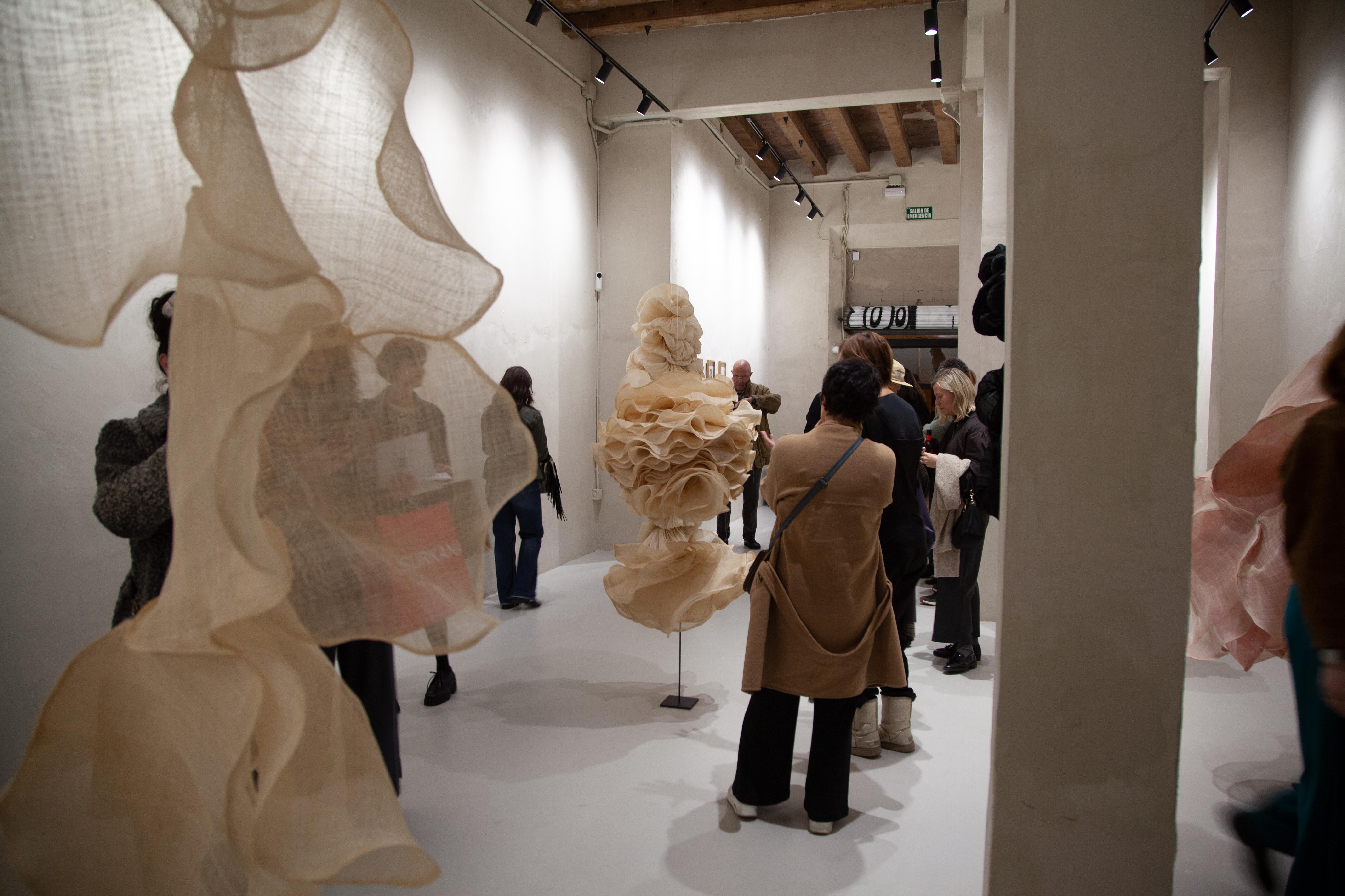 Suspended Organic Form IV — Natural Raffia Textile Sculpture by Eliurpi 2025 im Angebot 7