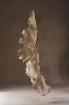 Sculpture suspendue en textile de raphia naturel Marli II par Eliurpi 2026