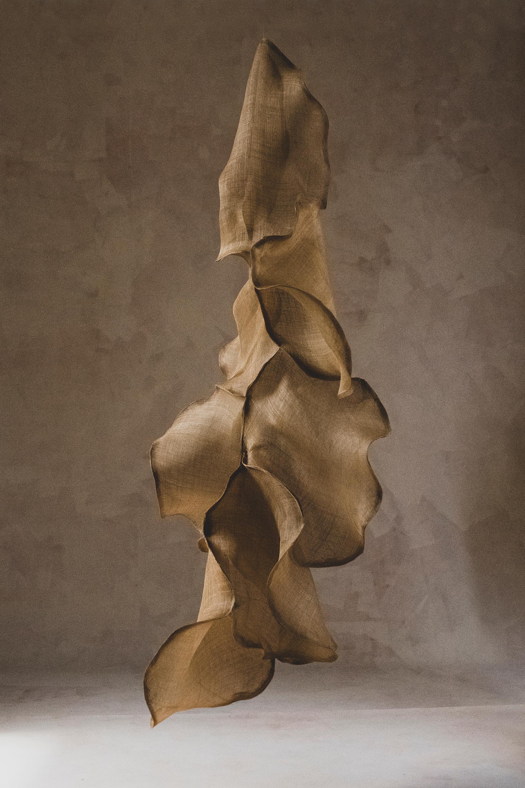 Sculpture suspendue en textile de raphia naturel Marli III par Eliurpi 2026