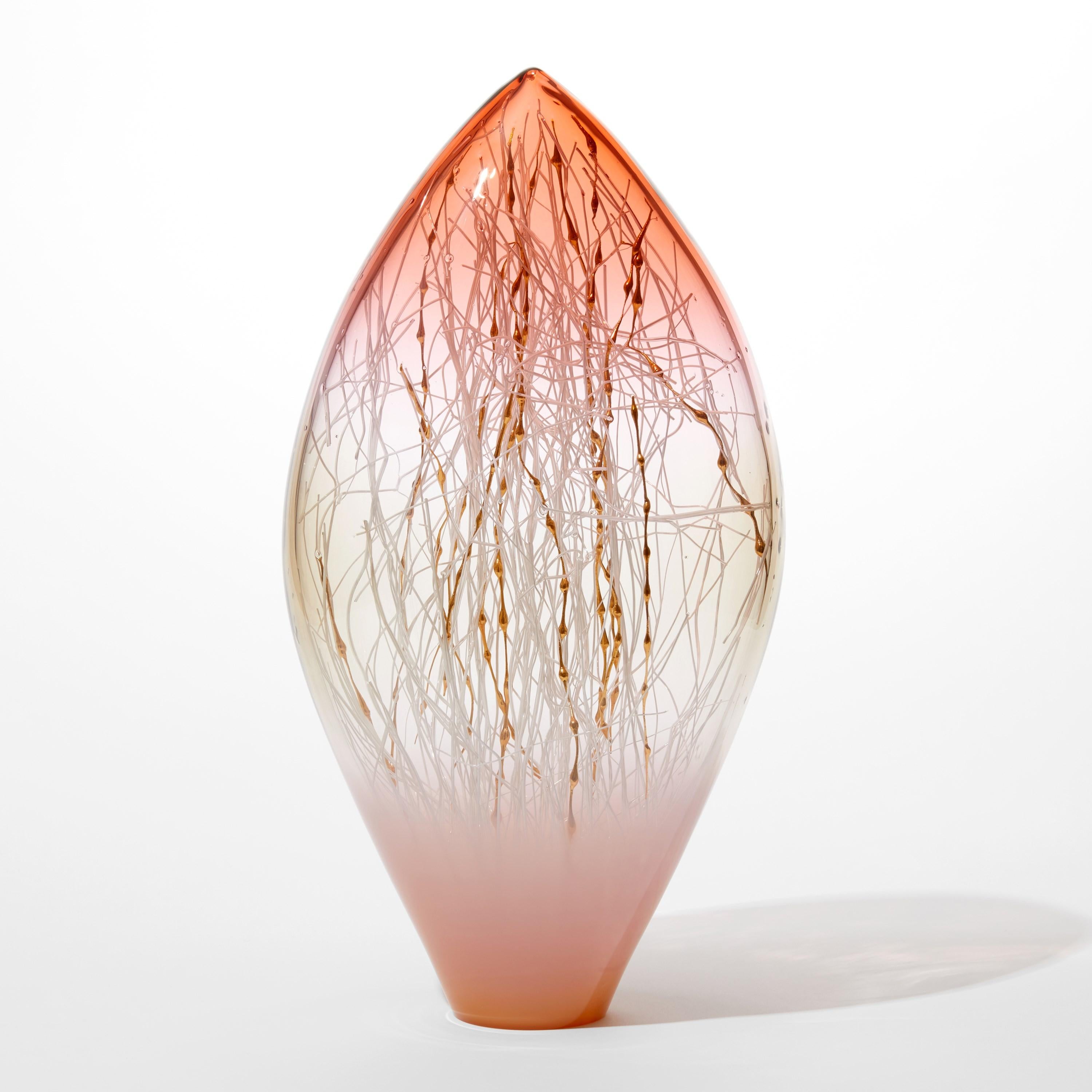 Organico moderno Elixir in Apricot & Sunset Red, scultura in vetro e oro di Enemark & Thompson in vendita