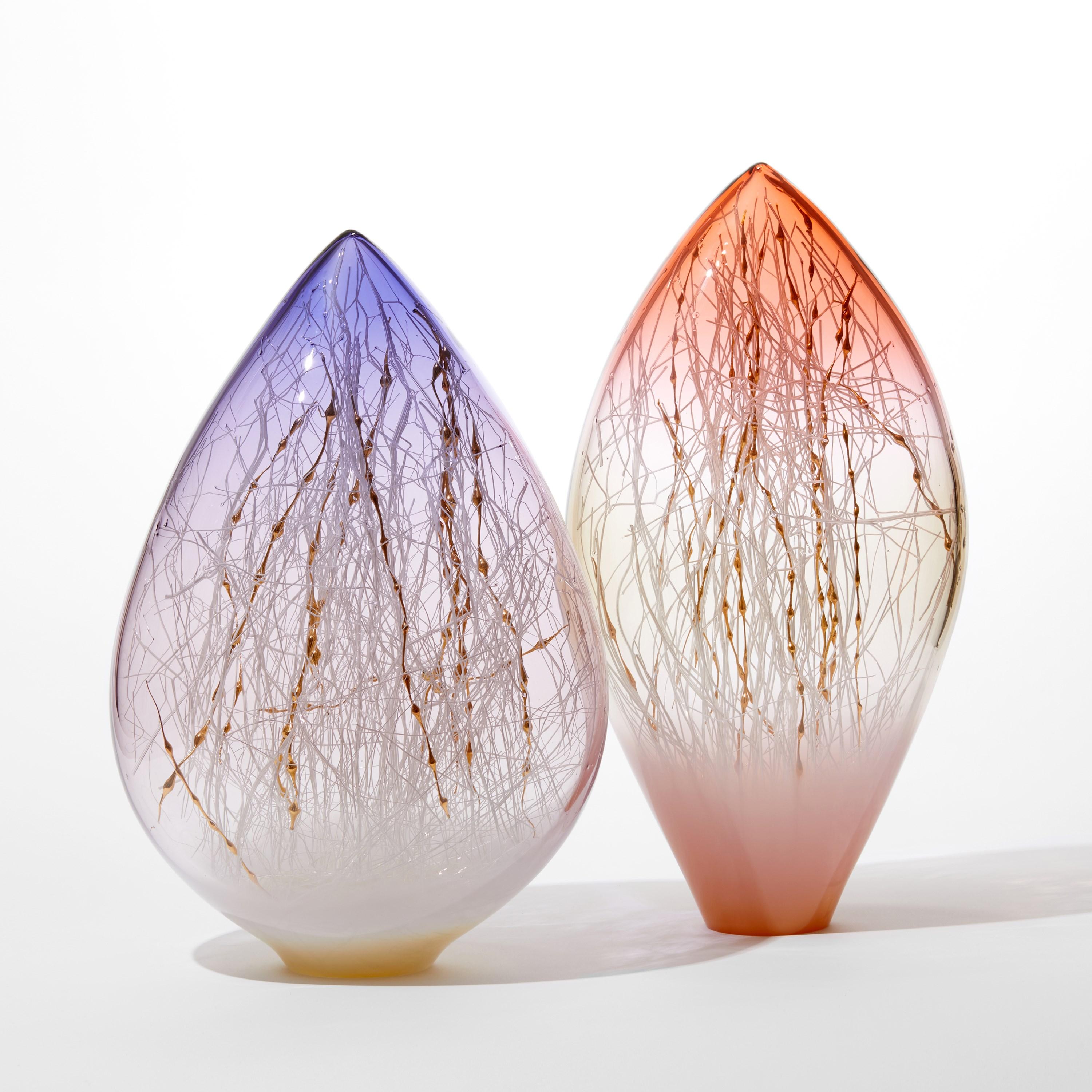 Fatto a mano Elixir in Apricot & Sunset Red, scultura in vetro e oro di Enemark & Thompson in vendita