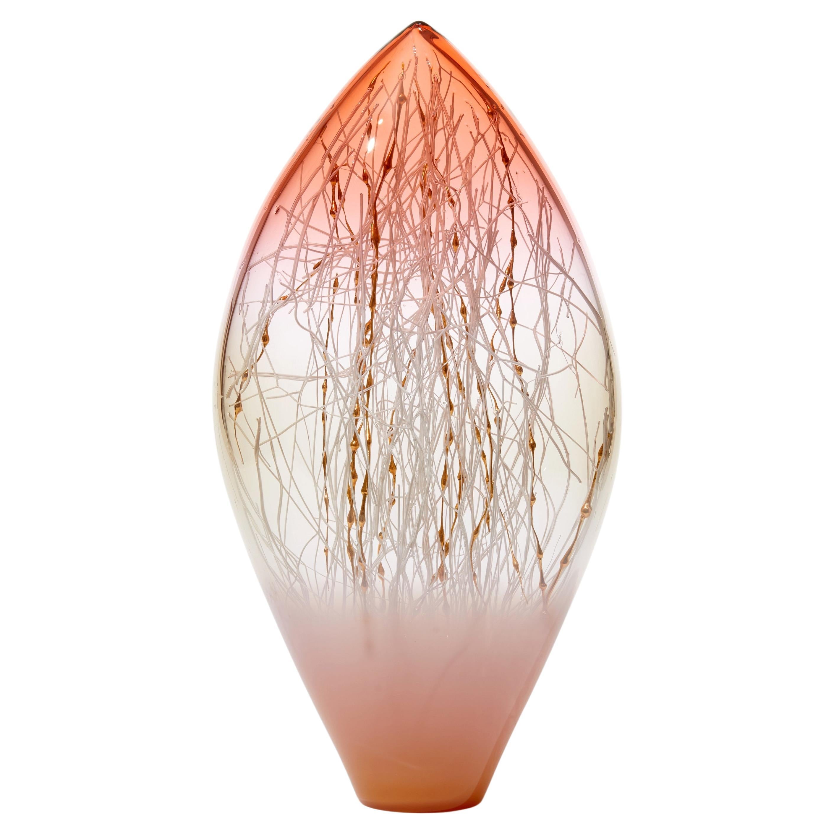 Elixir in Apricot & Sunset Red, scultura in vetro e oro di Enemark & Thompson