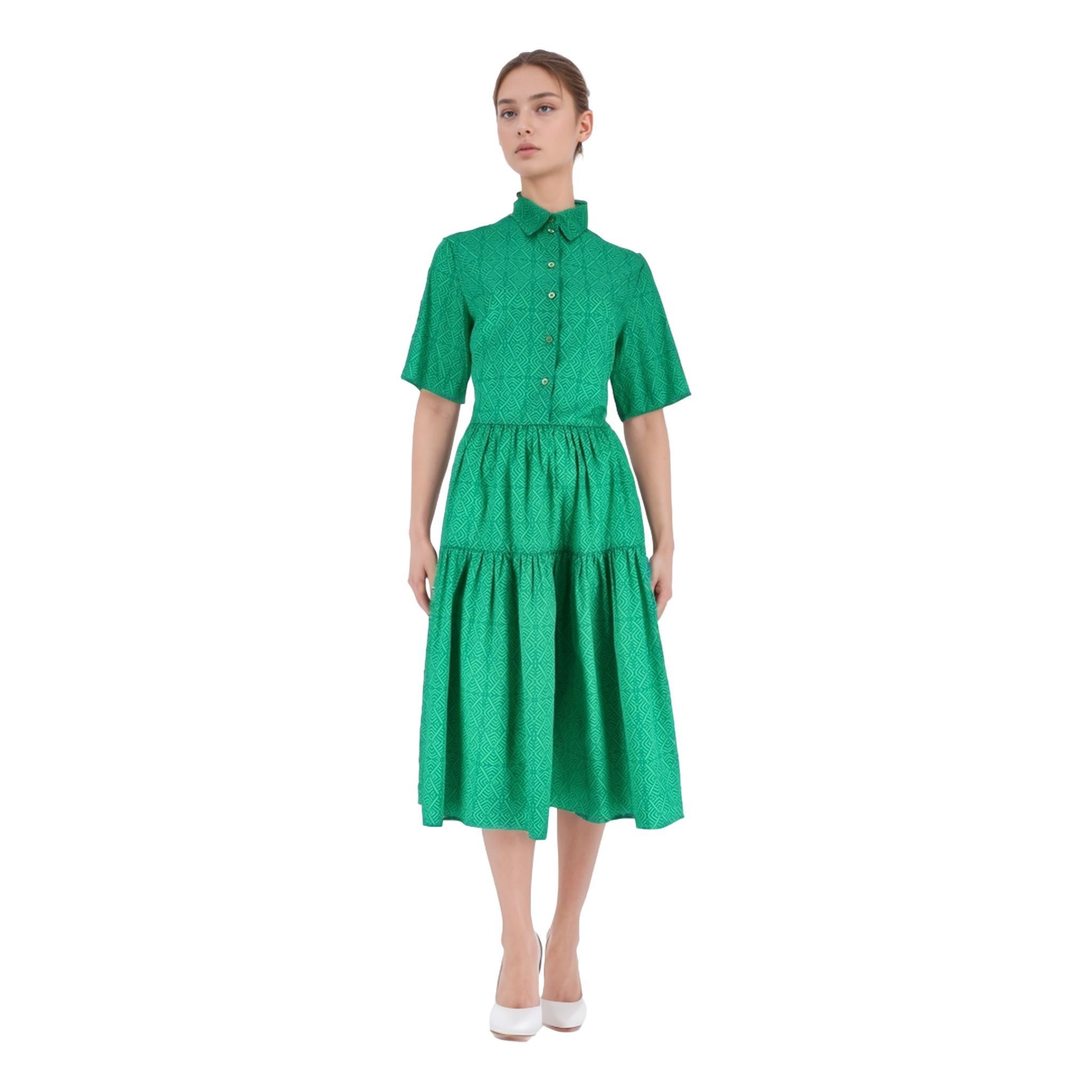Eliza Christoph Tiered Silk Shirt Dress

Green midi dress with tonal geometric prints.

Detailed with shorts sleeves, classic collar and button fastening.

Featuring flared tiered skirt.

Size – S

Condition – Very Good

Composition – 100% Silk