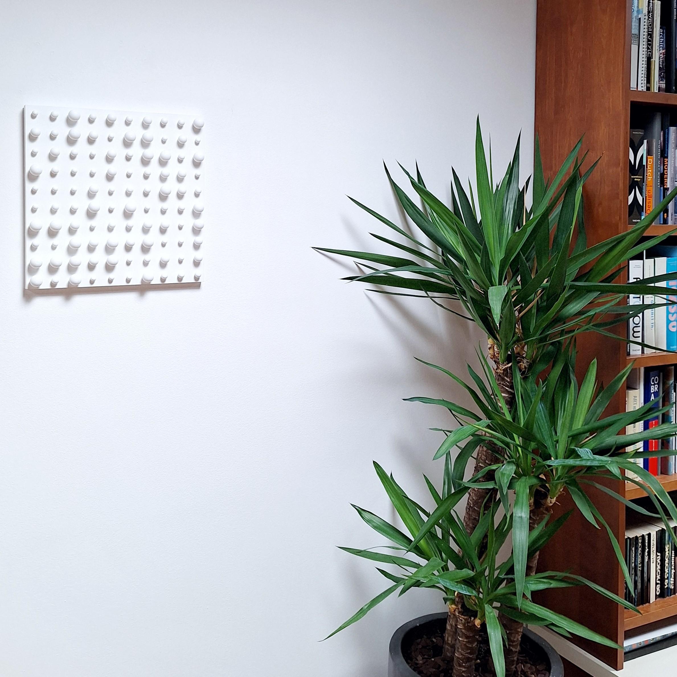 Zeitgenössische moderne weiße Wandskulptur Gemälde Relief Tabula Alba I – Painting von Eliza Kopec