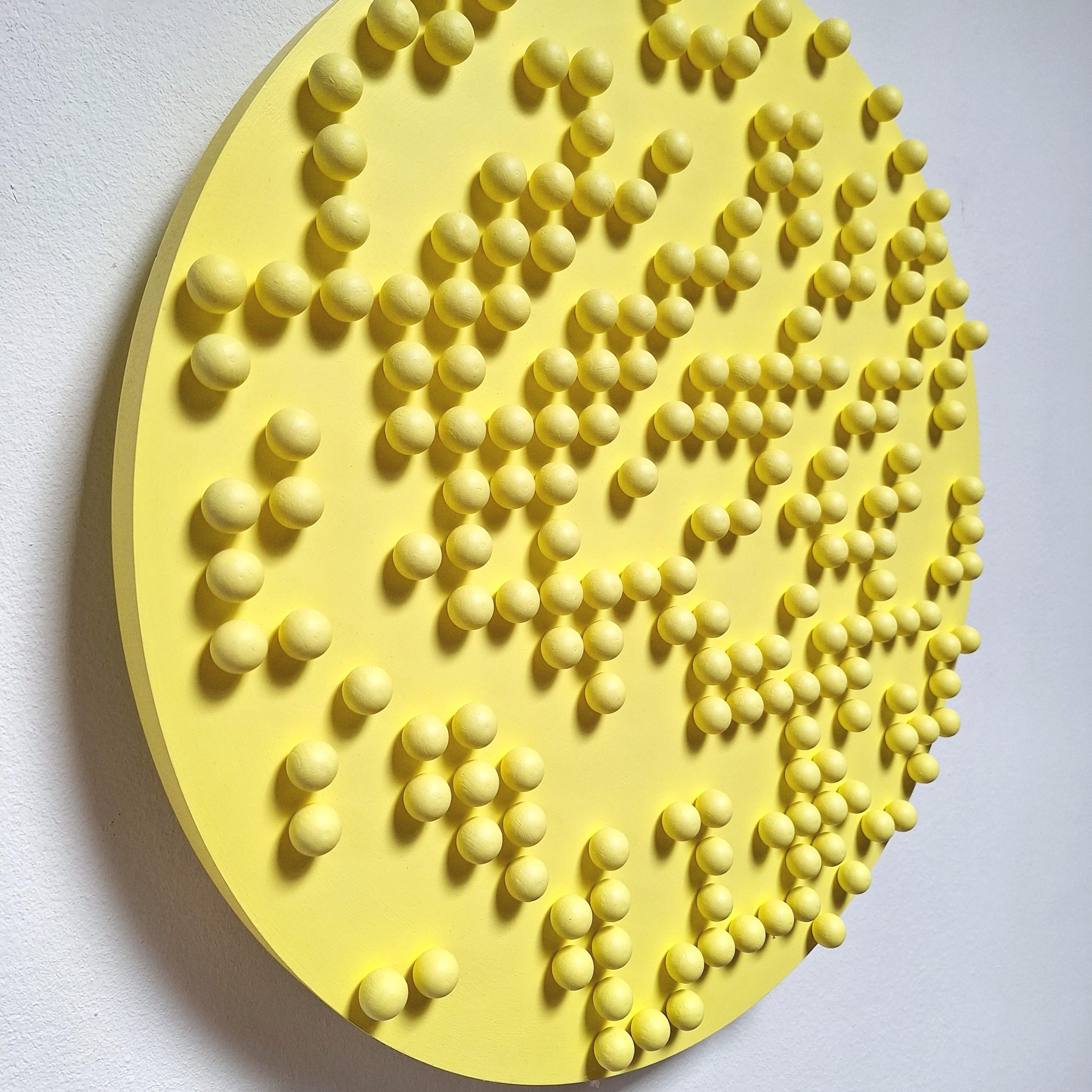 Scultura da parete gialla moderna in rilievo Giallo F191 - Sculpture Contemporaneo di Eliza Kopec