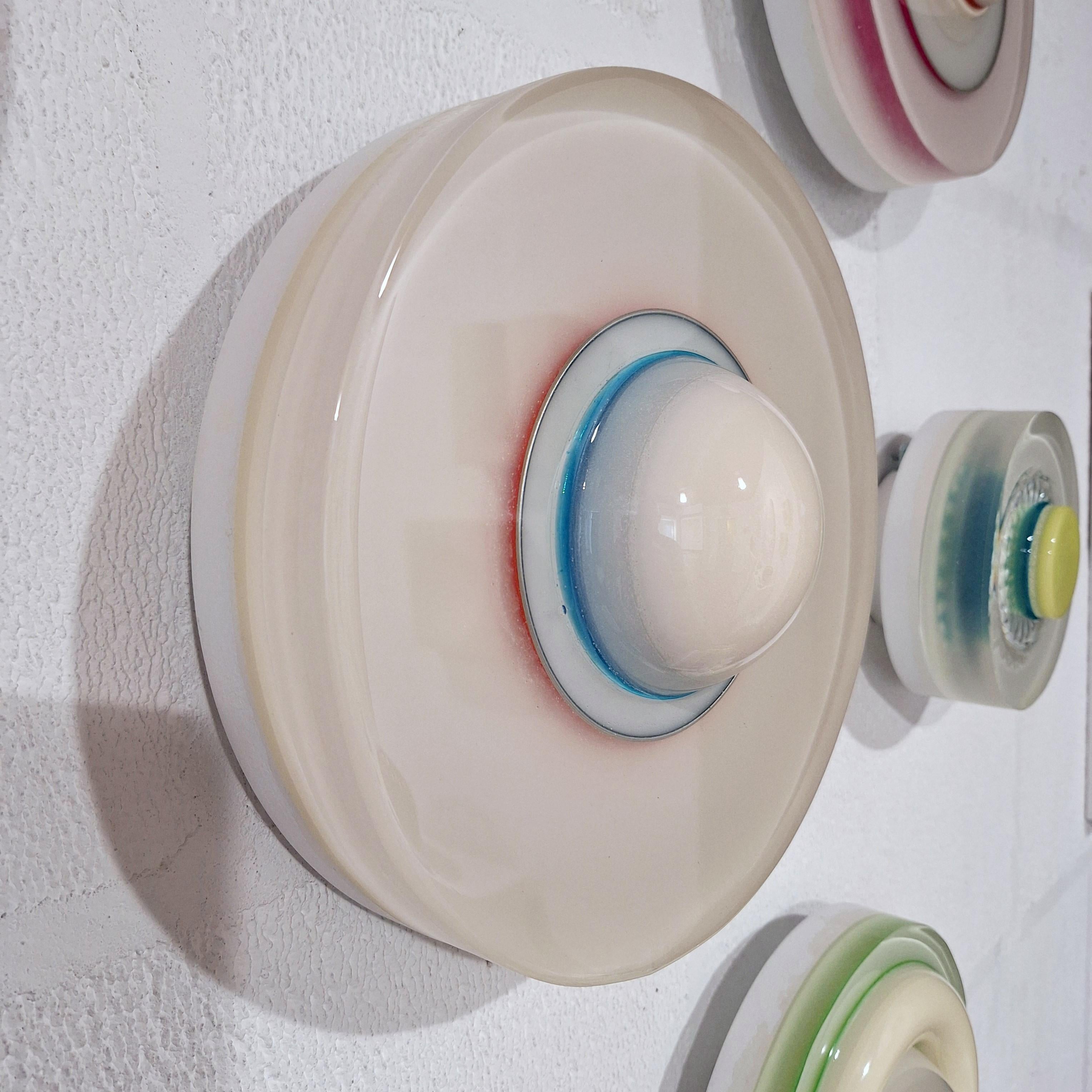 Milky Way I (Titel der Galerie) ist eine einzigartige Installation von 10 individuell angefertigten runden Wandreliefs aus gemischten Medien der bekannten polnisch-niederländischen Künstlerin Eliza Kopec. Diese Installation ist Teil einer Reihe von